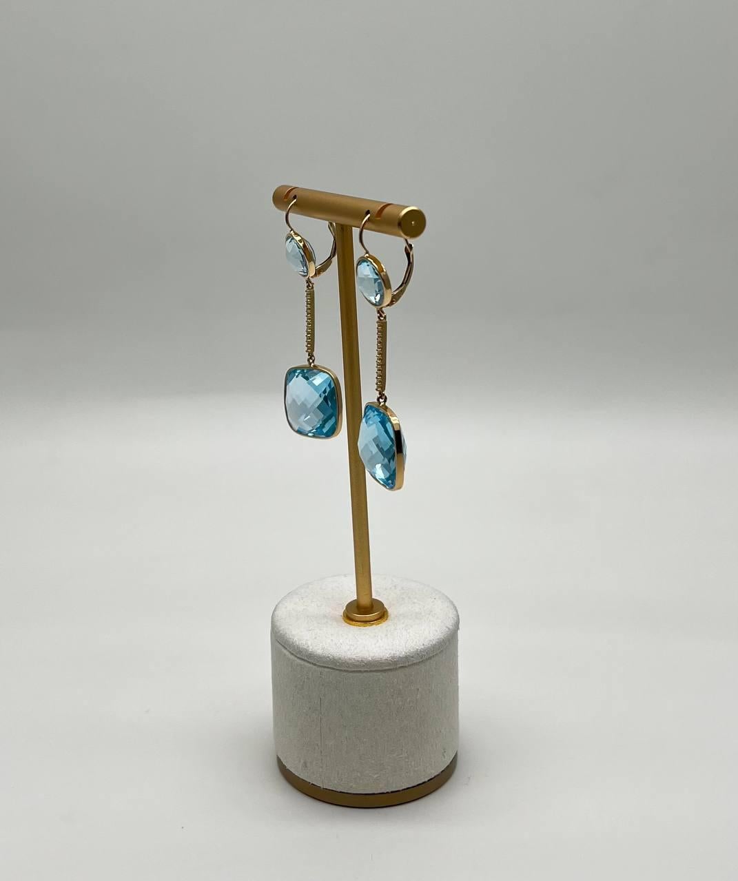 De las mujeres Pendientes de oro de 14 quilates en forma de cojín redondo con diamantes y topacio azul en venta