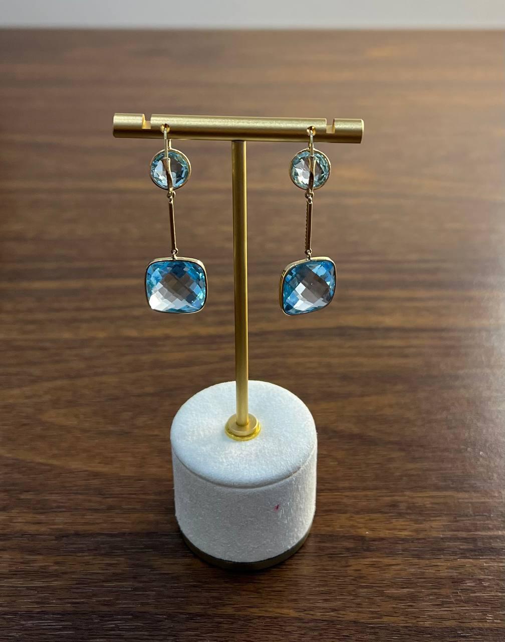 Pendientes de oro de 14 quilates en forma de cojín redondo con diamantes y topacio azul en venta 2
