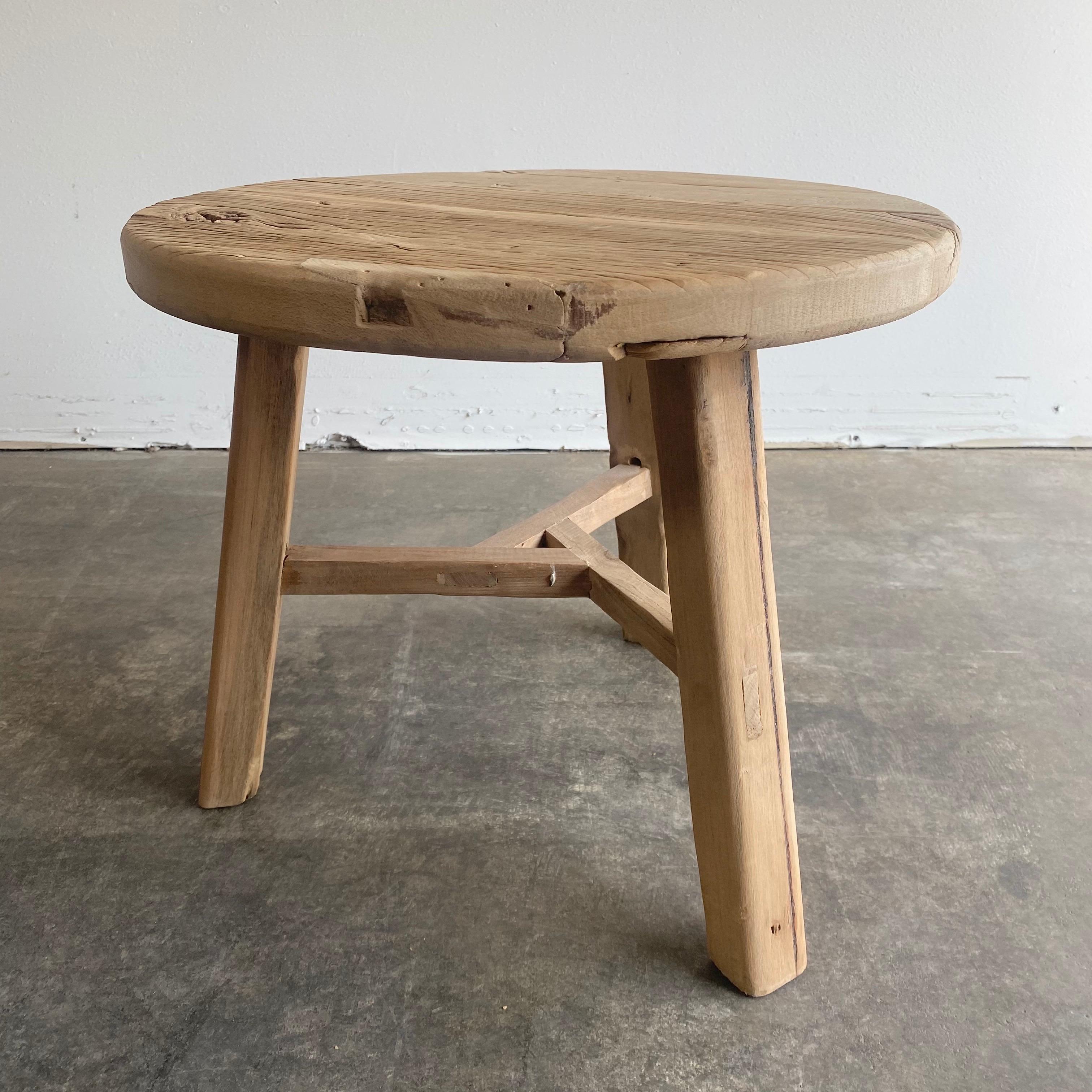Table d'appoint ronde naturelle fabriquée à partir de bois d'orme récupéré. Finition naturelle brute, un miel chaud avec des tons gris dans le bois. Solide et robuste, une table d'appoint idéale à côté d'un lit, d'un canapé ou de chaises. Peut être