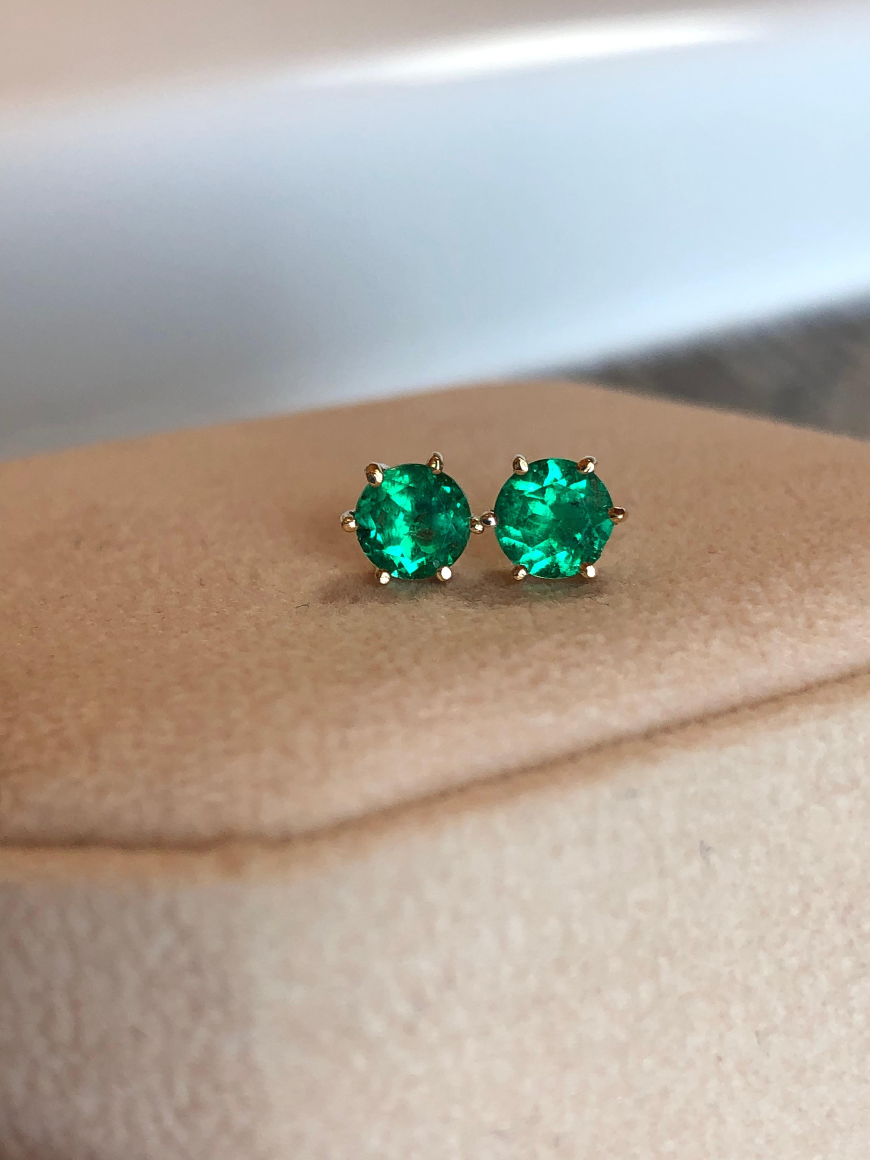 Round Cut 1.00 Carat Fine Colombian Emerald Stud Earrings 18K Yellow Gold For Sale 7