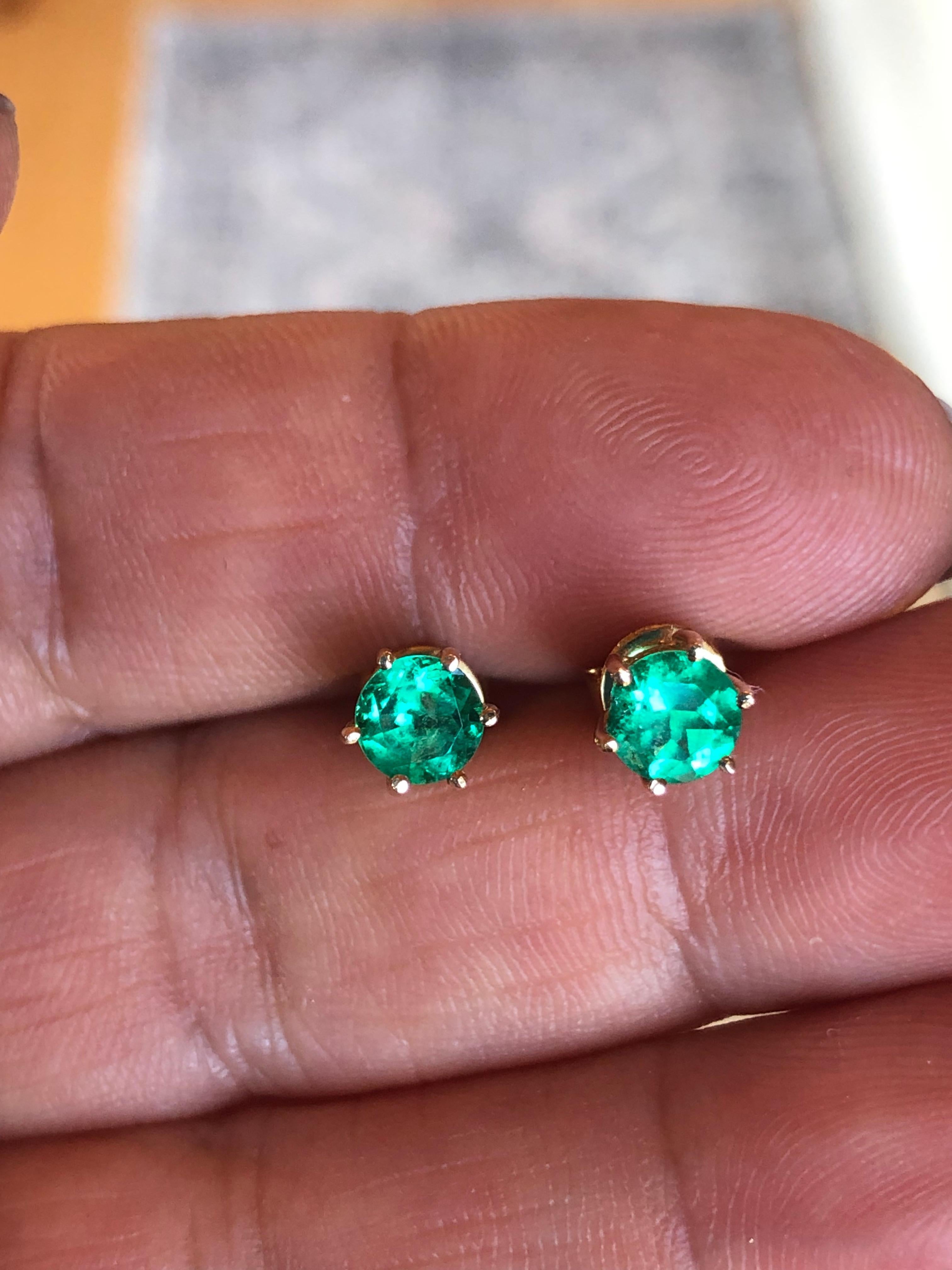 Round Cut 1.00 Carat Fine Colombian Emerald Stud Earrings 18K Yellow Gold For Sale 10