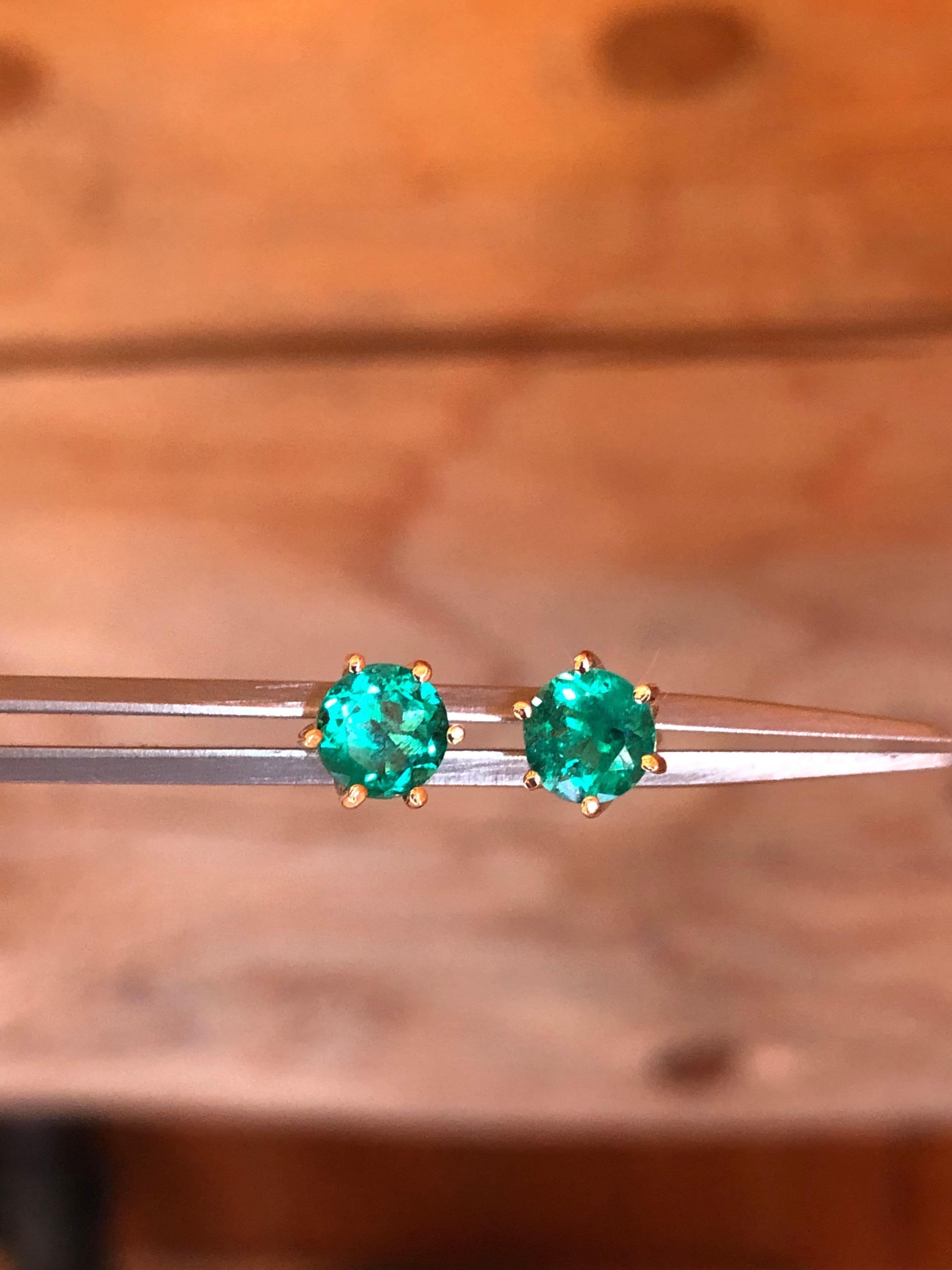 Contemporary Round Cut 1.00 Carat Fine Colombian Emerald Stud Earrings 18K Yellow Gold For Sale