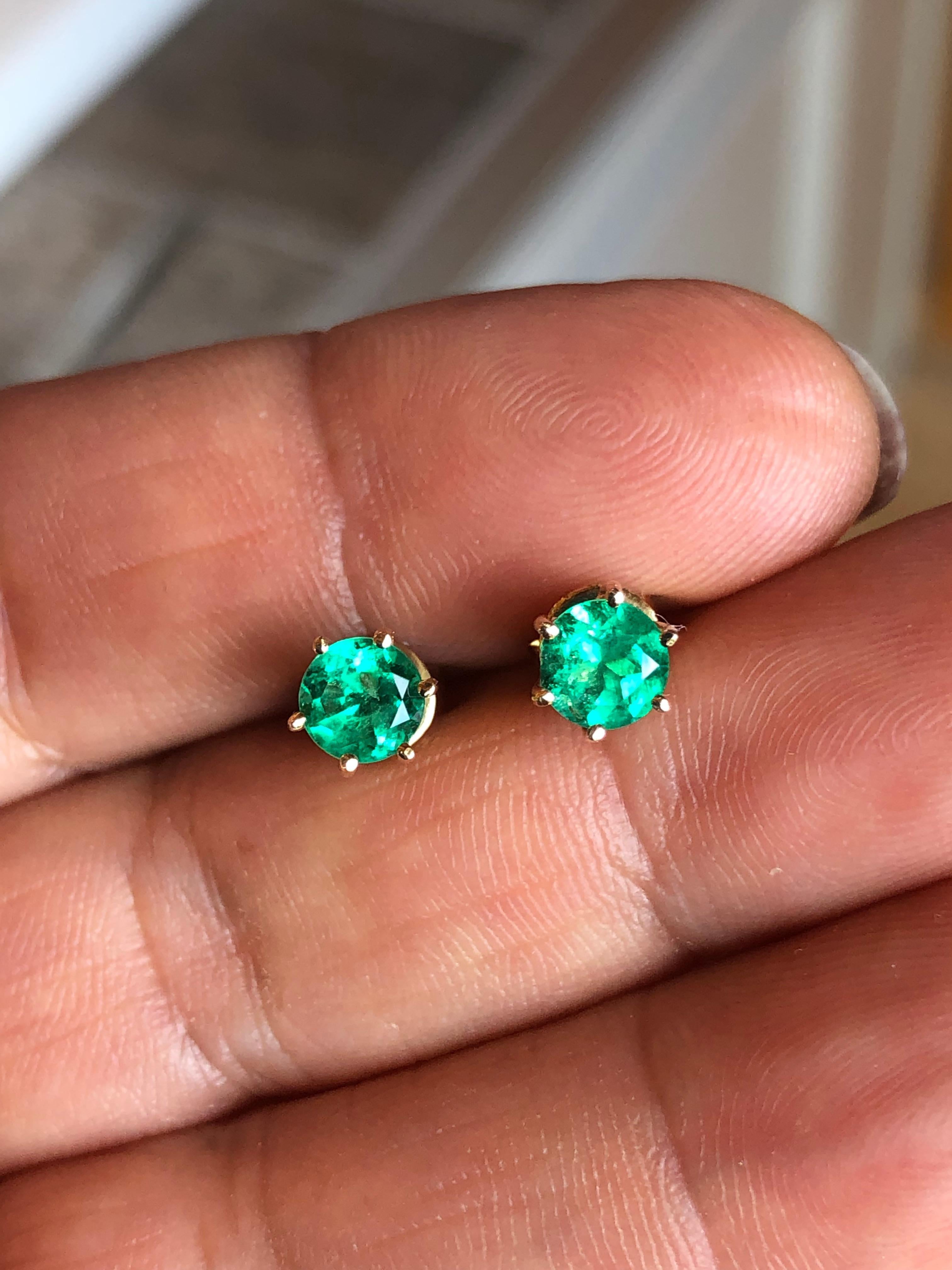Round Cut 1.00 Carat Fine Colombian Emerald Stud Earrings 18K Yellow Gold For Sale 1
