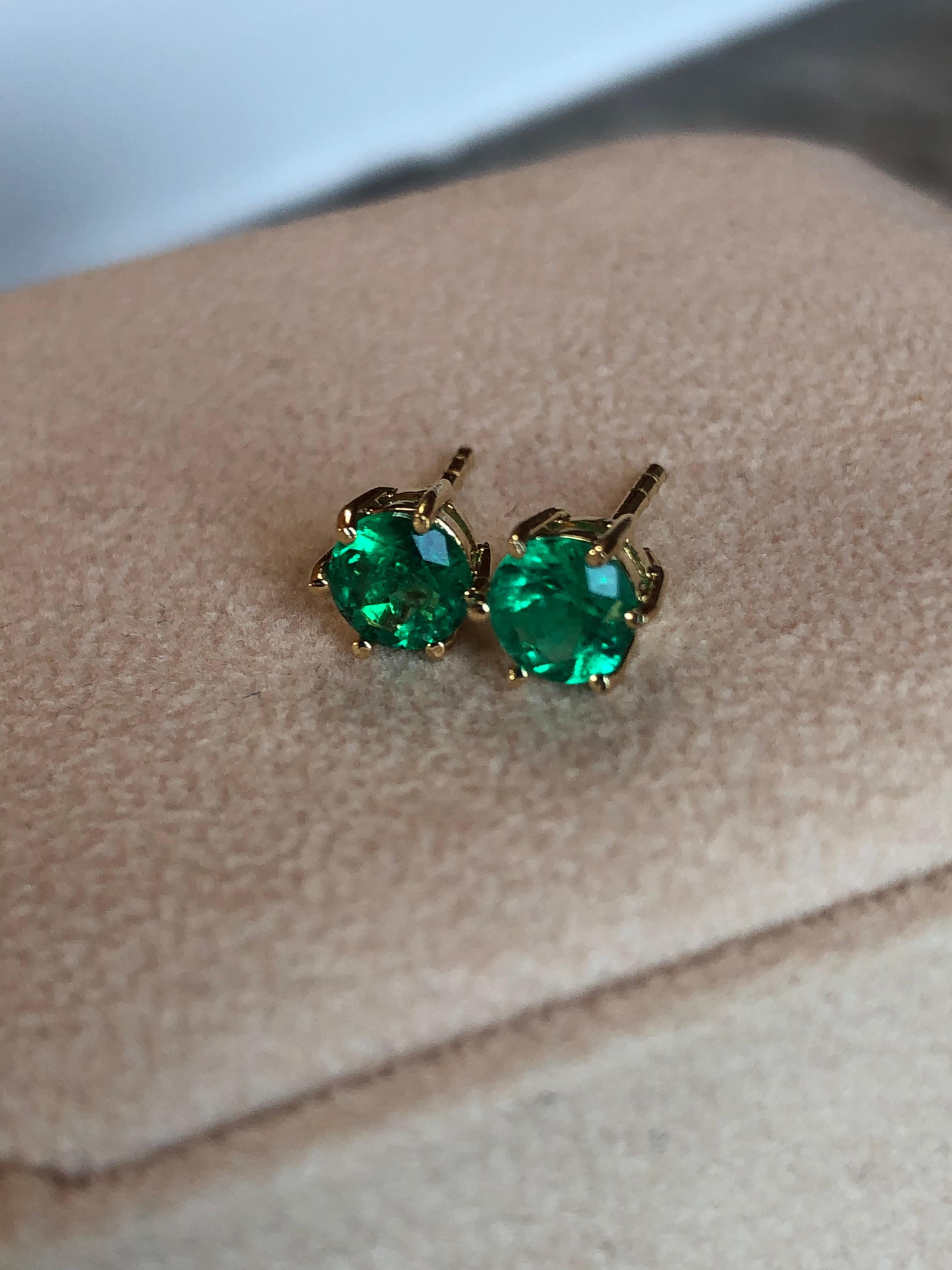Round Cut 1.00 Carat Fine Colombian Emerald Stud Earrings 18K Yellow Gold For Sale 2