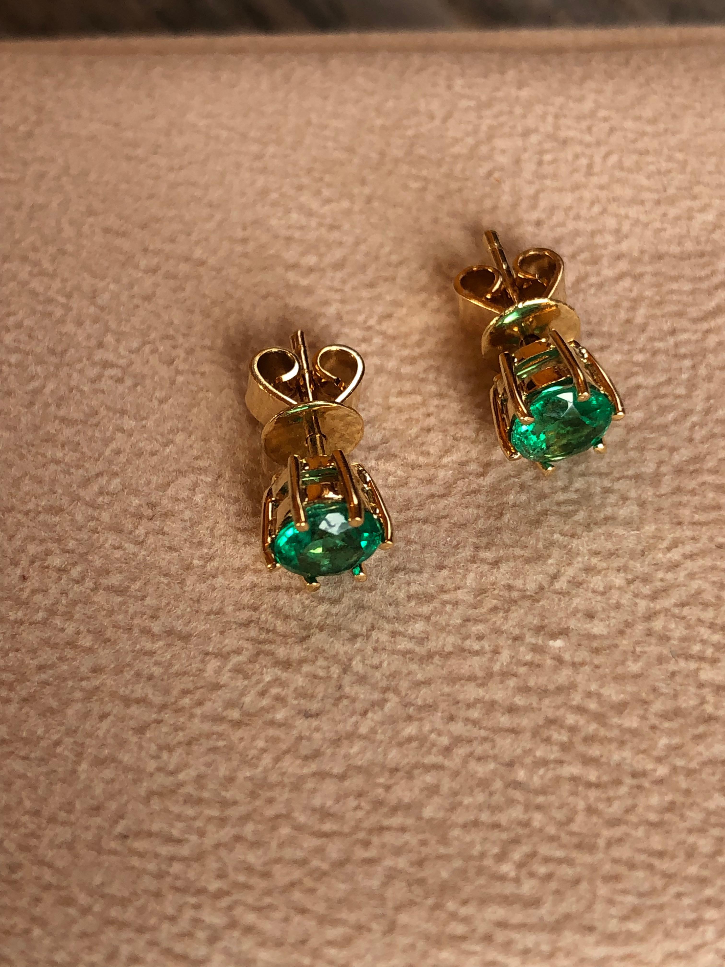 Round Cut 1.00 Carat Fine Colombian Emerald Stud Earrings 18K Yellow Gold For Sale 3