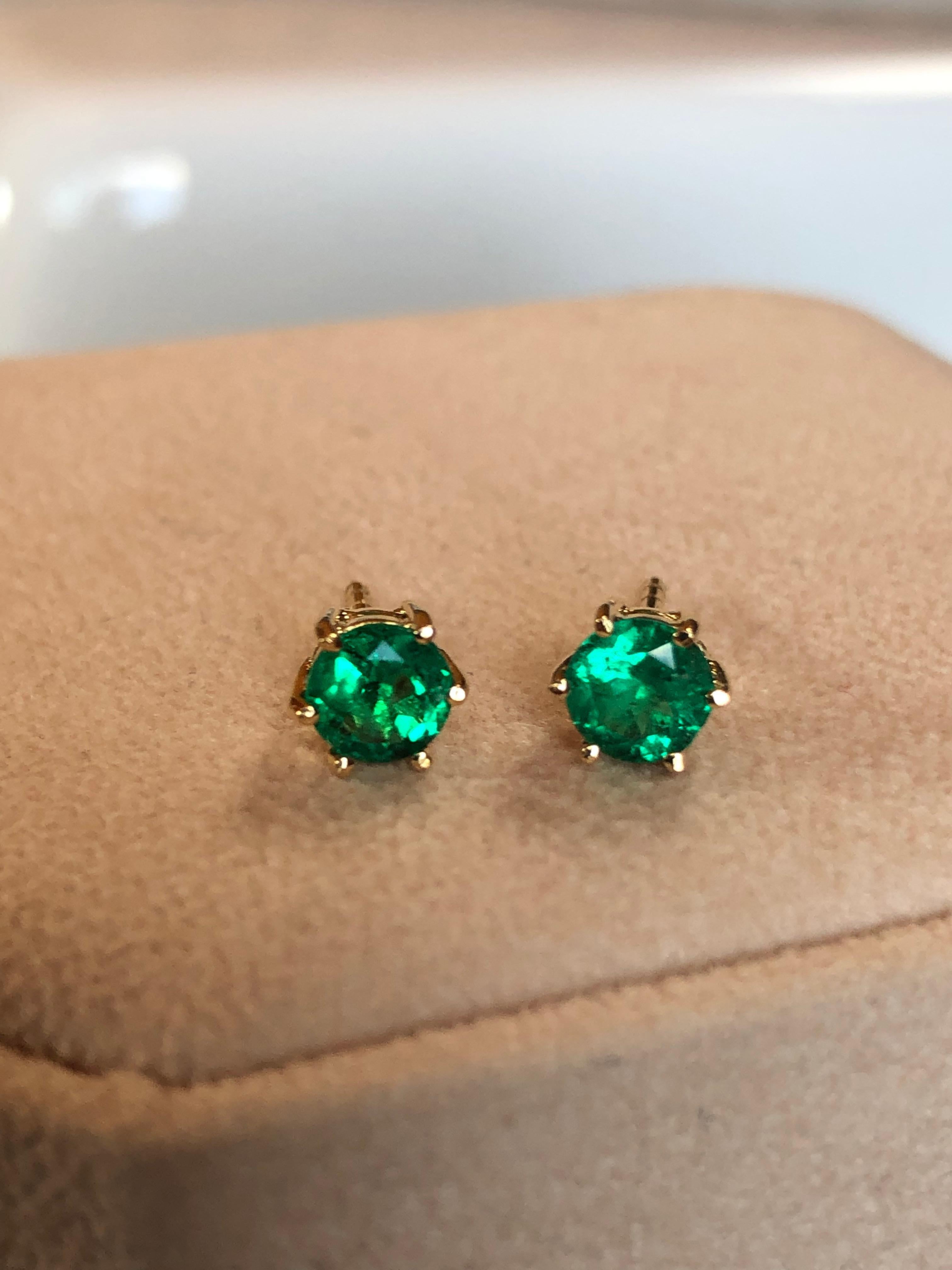 Round Cut 1.00 Carat Fine Colombian Emerald Stud Earrings 18K Yellow Gold For Sale 4