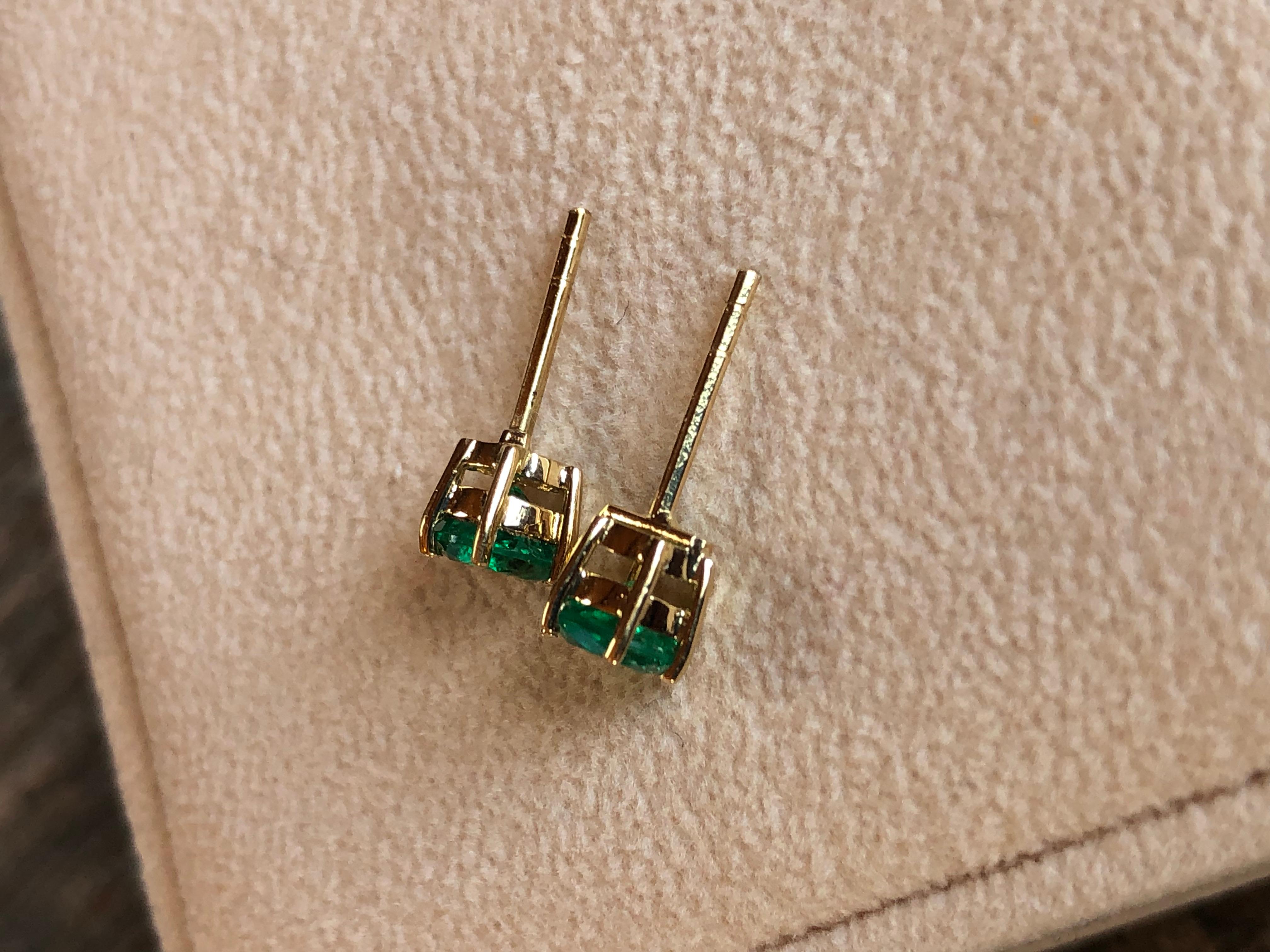 Round Cut 1.00 Carat Fine Colombian Emerald Stud Earrings 18K Yellow Gold For Sale 5