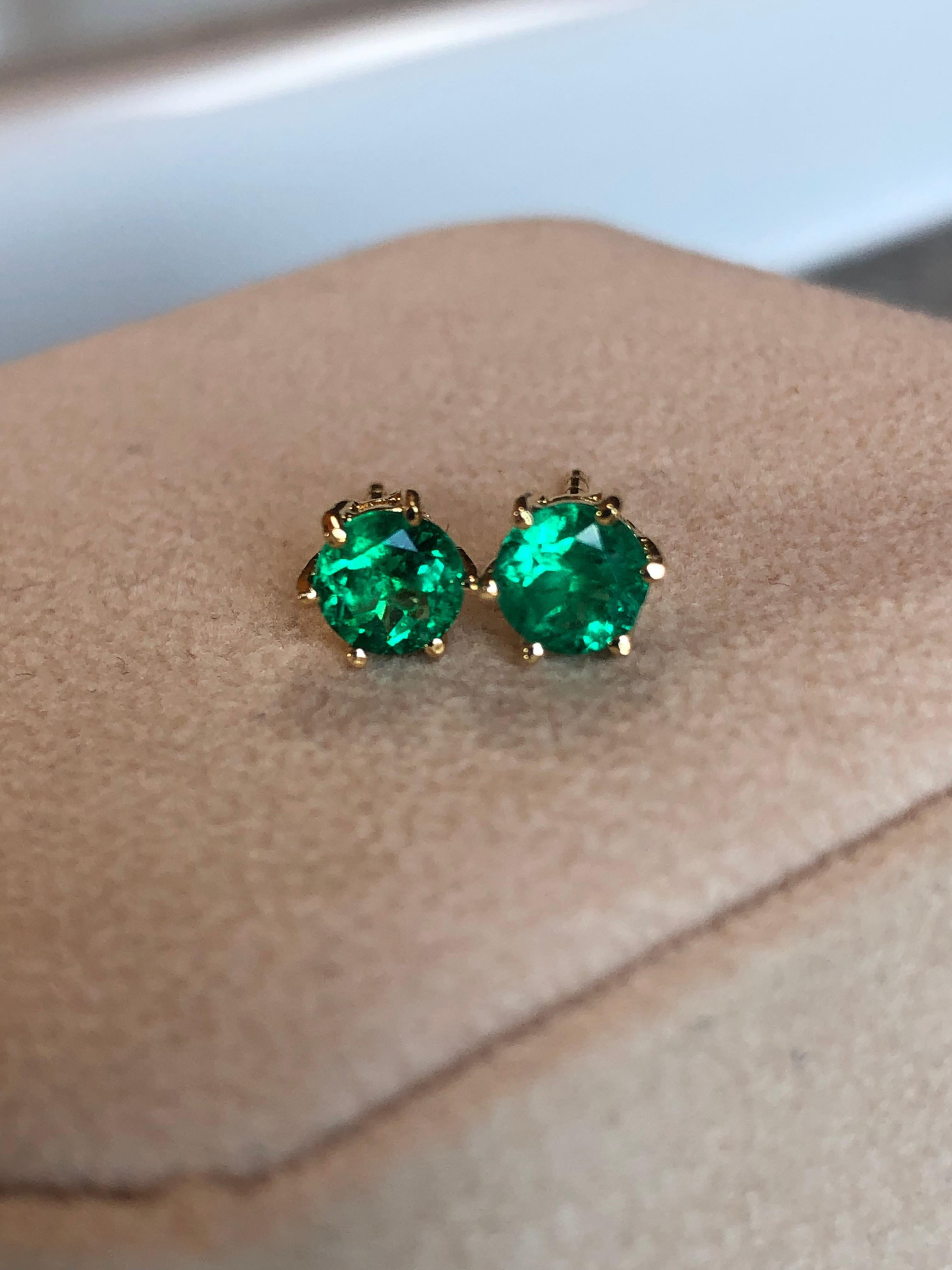 Round Cut 1.05 Carat Fine Colombian Emerald Stud Earrings 18k Yellow Gold 6