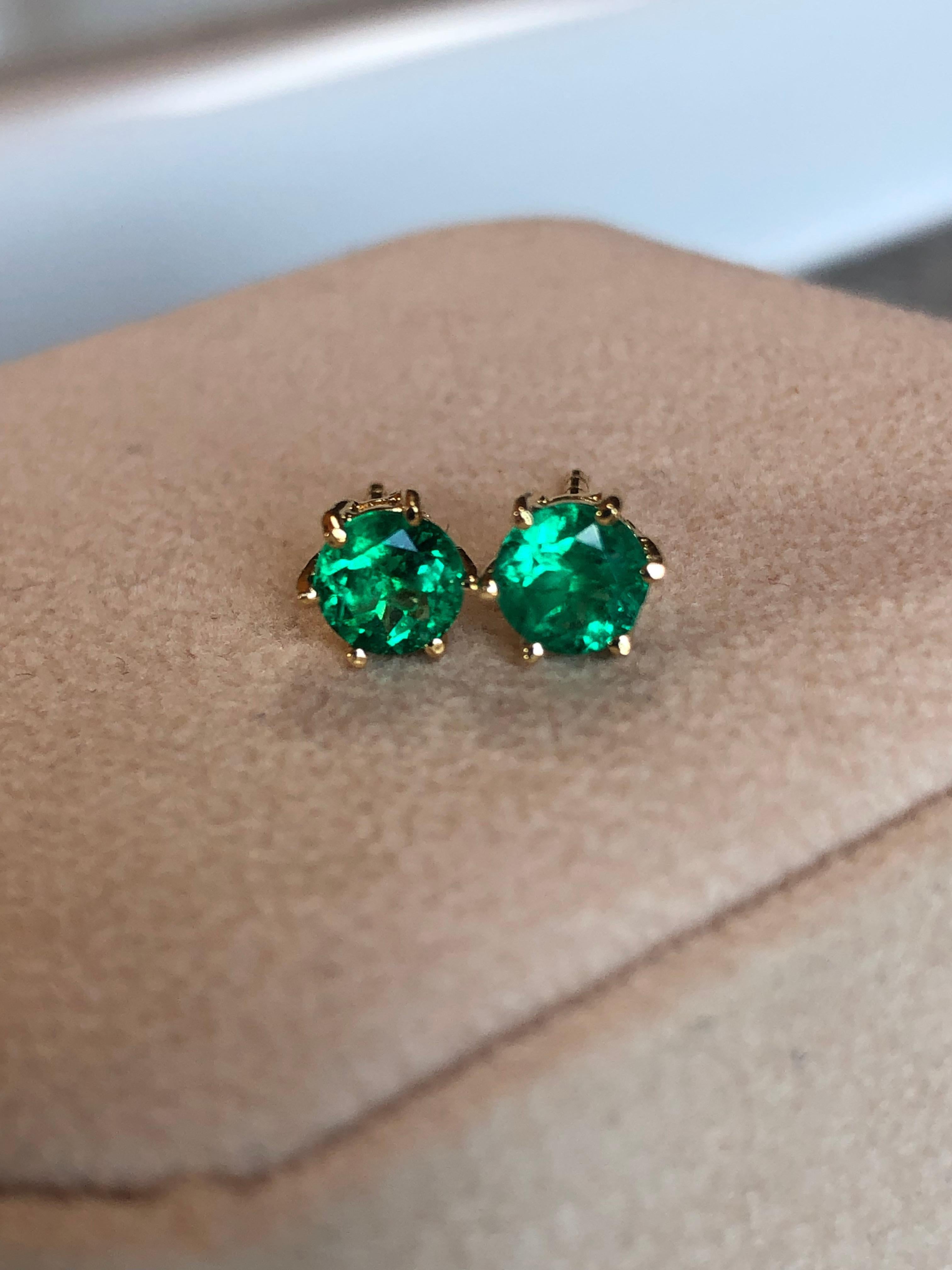 Round Cut 1.05 Carat Fine Colombian Emerald Stud Earrings 18k Yellow Gold 7