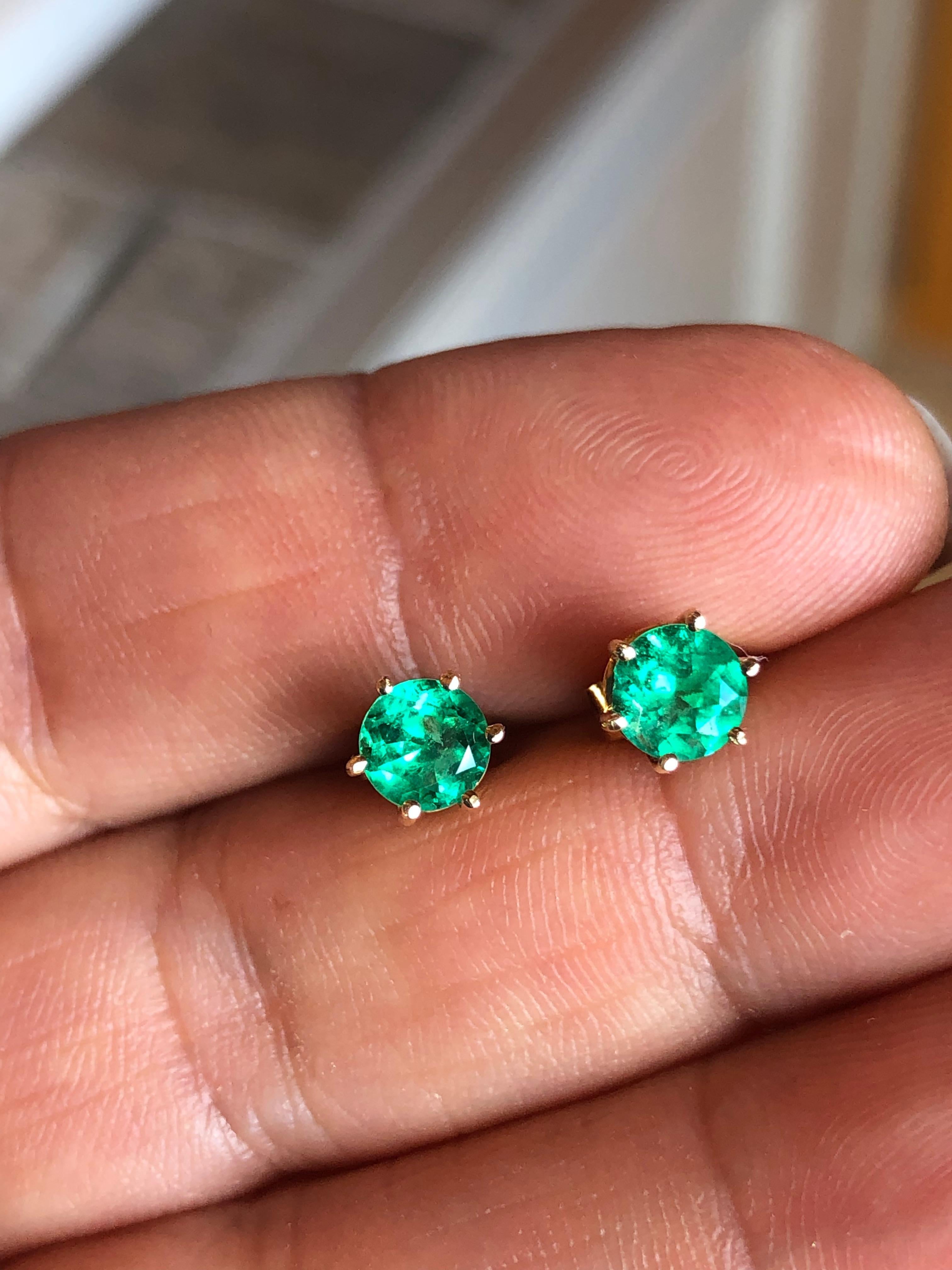 Round Cut 1.05 Carat Fine Colombian Emerald Stud Earrings 18k Yellow Gold 7