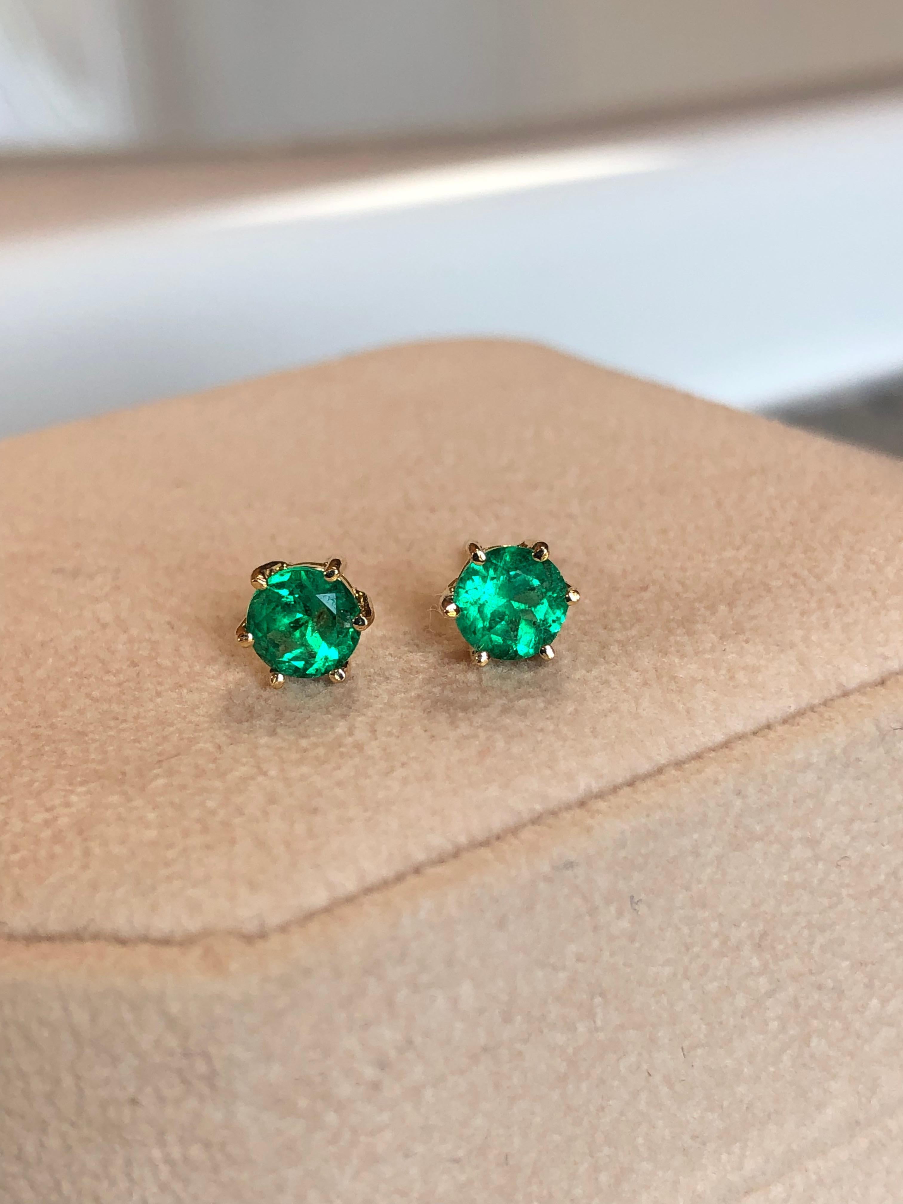 Round Cut 1.05 Carat Fine Colombian Emerald Stud Earrings 18k Yellow Gold 9
