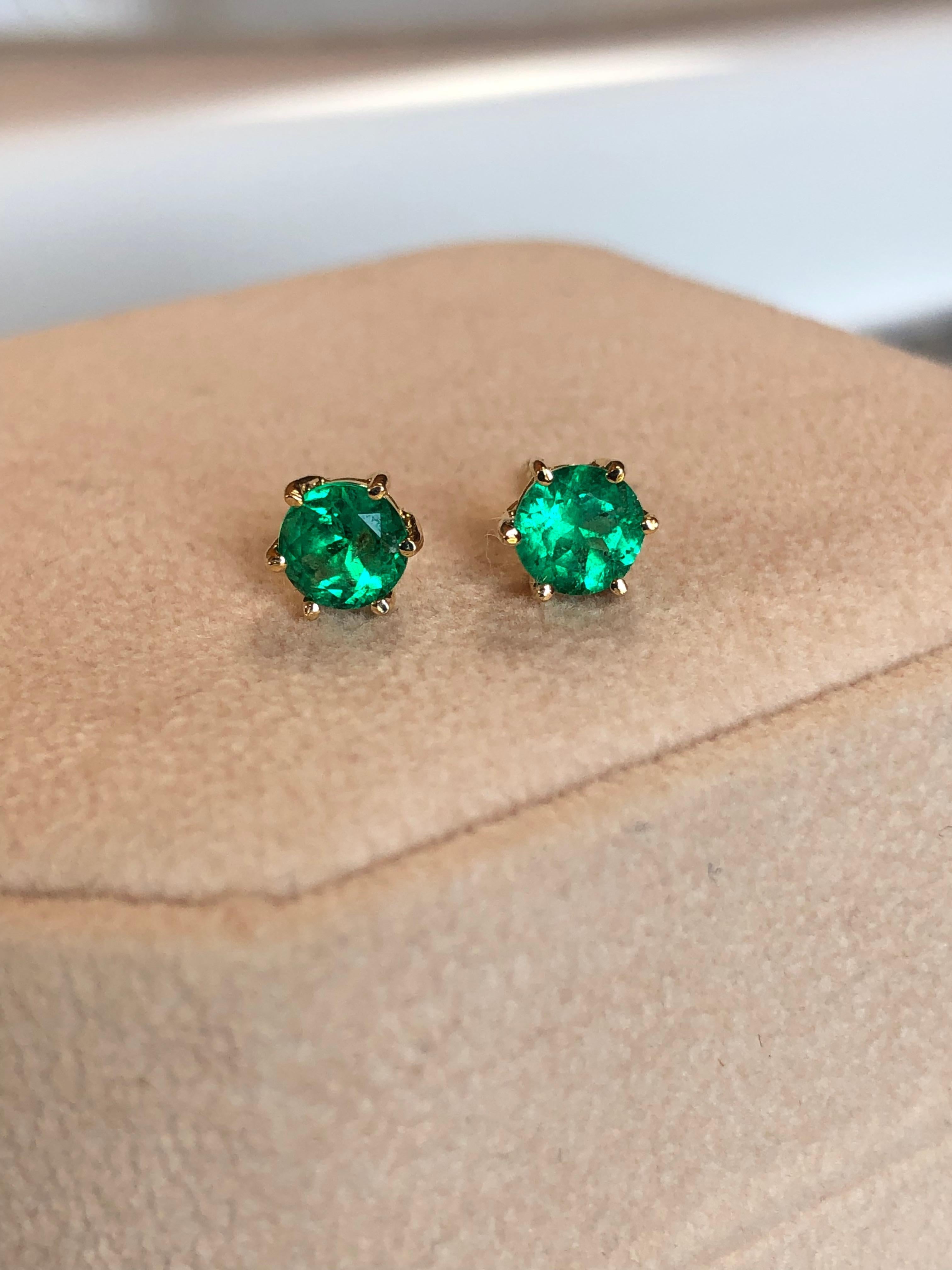 Round Cut 1.05 Carat Fine Colombian Emerald Stud Earrings 18k Yellow Gold 10