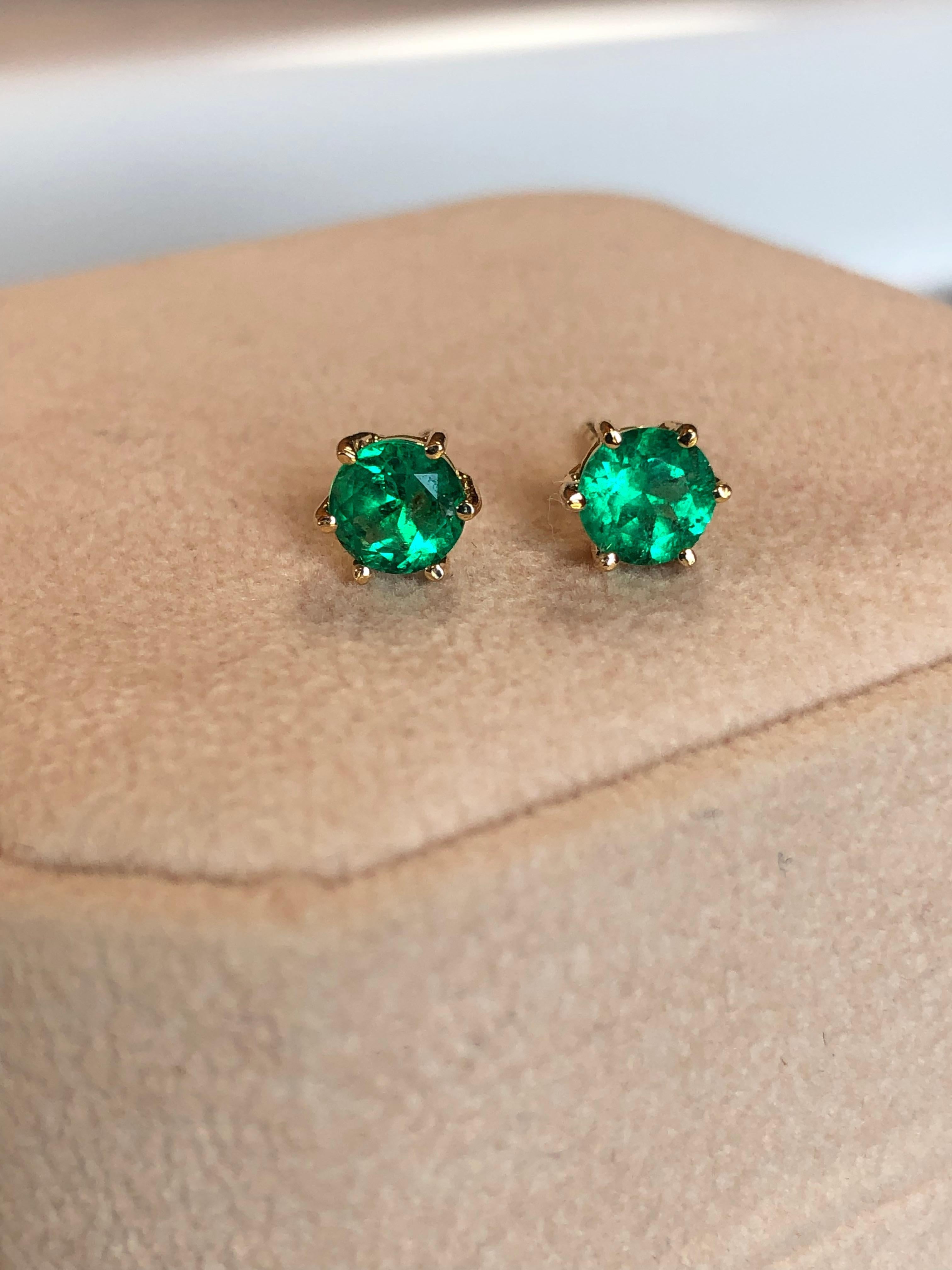 Round Cut 1.05 Carat Fine Colombian Emerald Stud Earrings 18k Yellow Gold 13