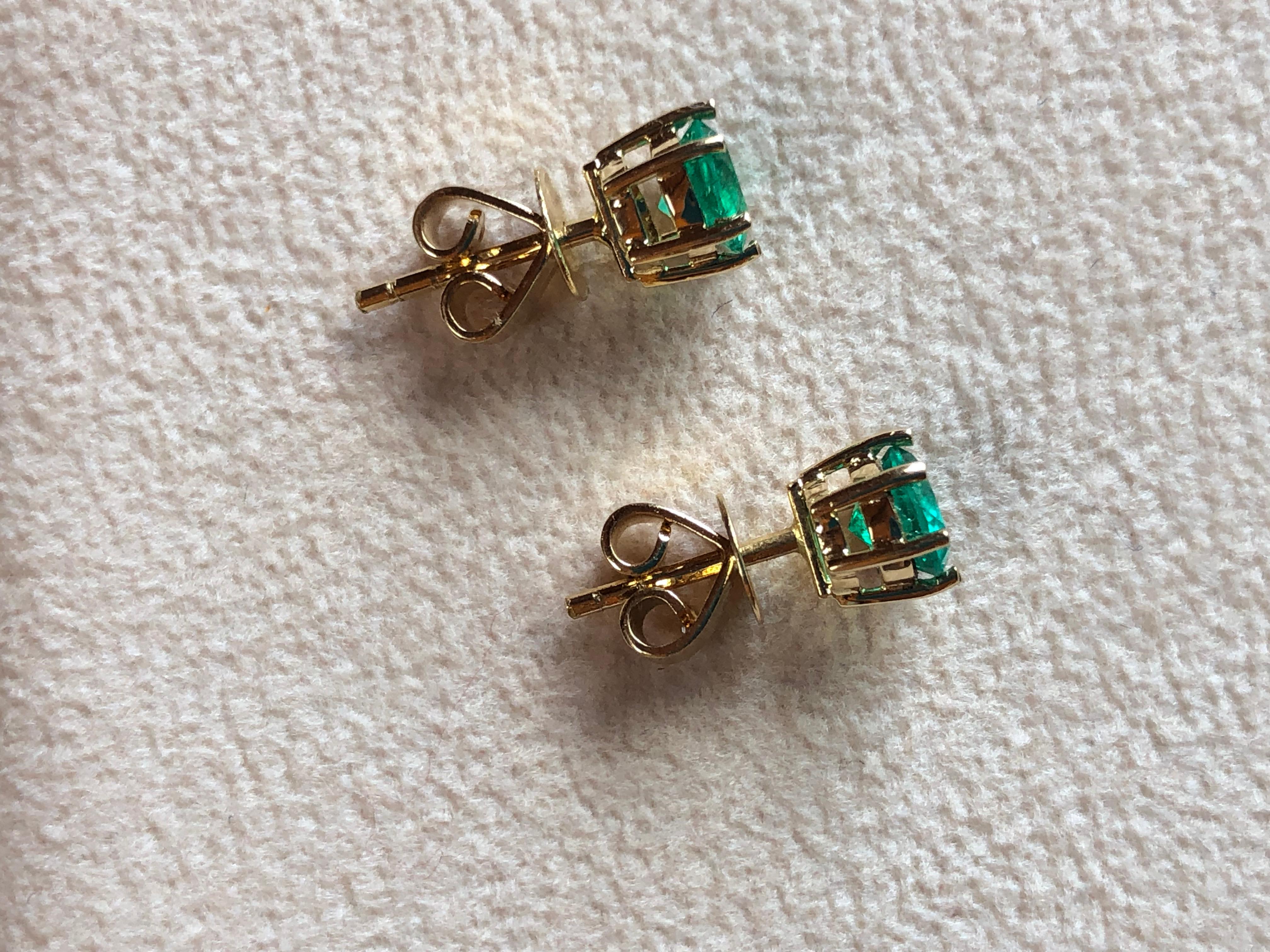 Women's or Men's Round Cut 1.05 Carat Fine Colombian Emerald Stud Earrings 18k Yellow Gold