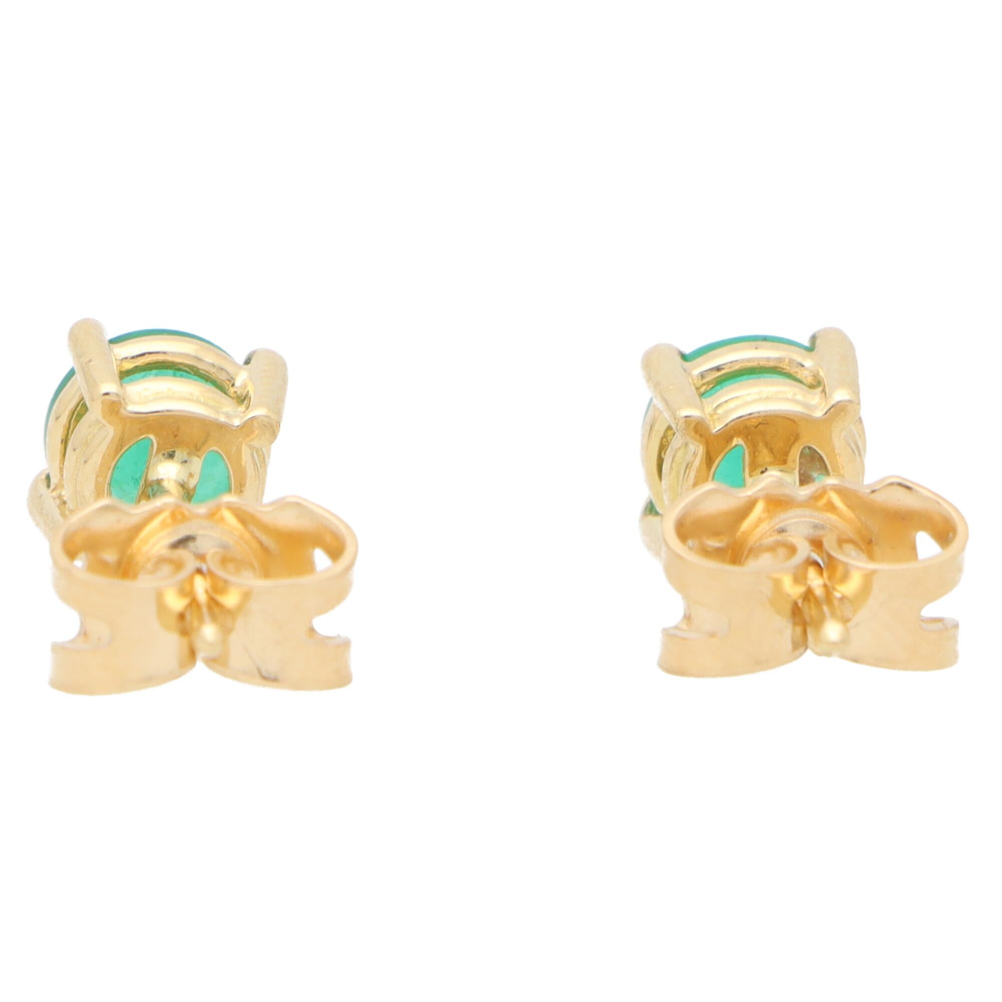 Round Cut 1.15ct Green Emerald Stud Earrings Set in 18k Yellow Gold In Good Condition In London, GB