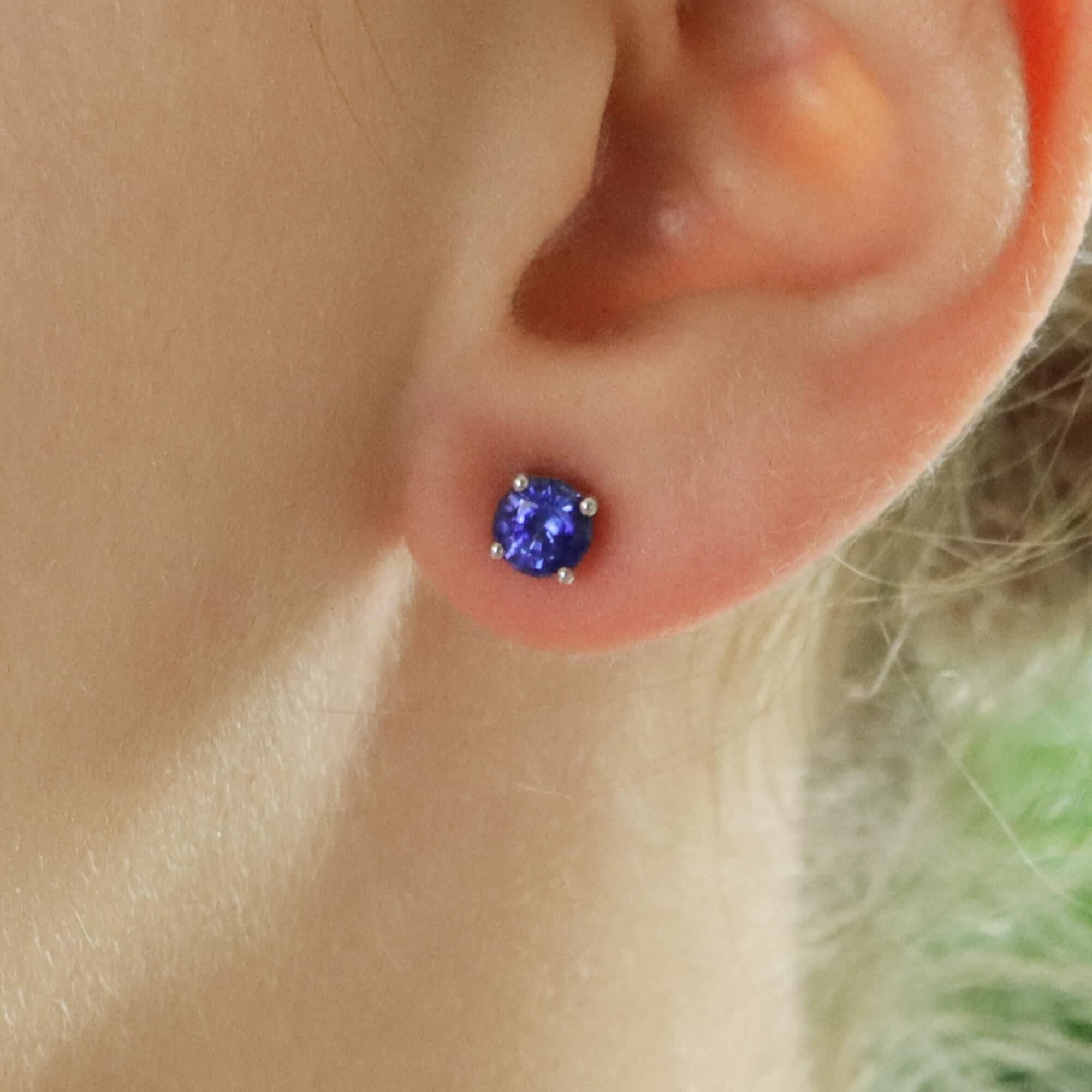 Moderne Clous d'oreilles en or jaune et blanc 18 carats serties d'un saphir bleu de 1,25 carat de taille ronde en vente