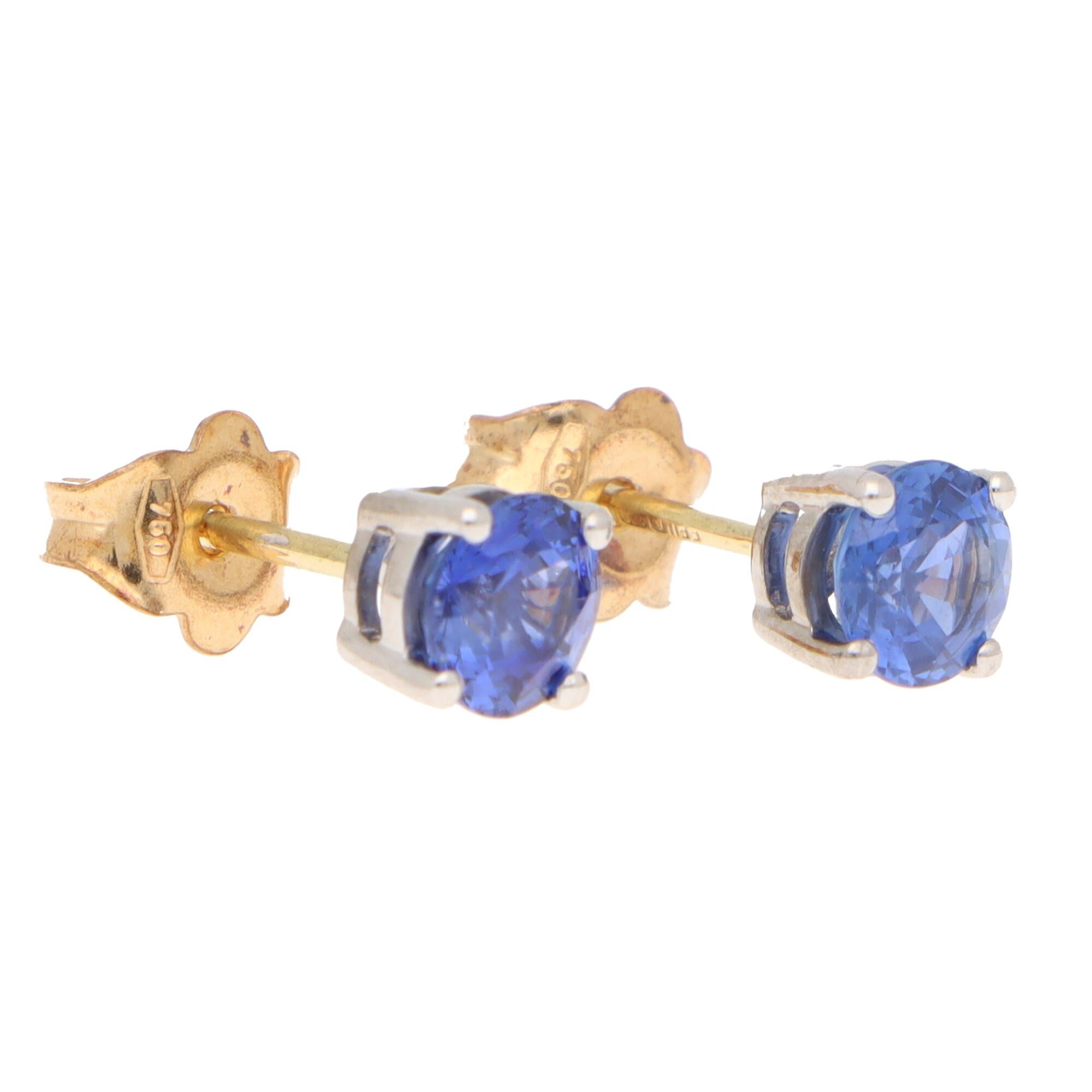Taille ronde Clous d'oreilles en or jaune et blanc 18 carats serties d'un saphir bleu de 1,25 carat de taille ronde en vente