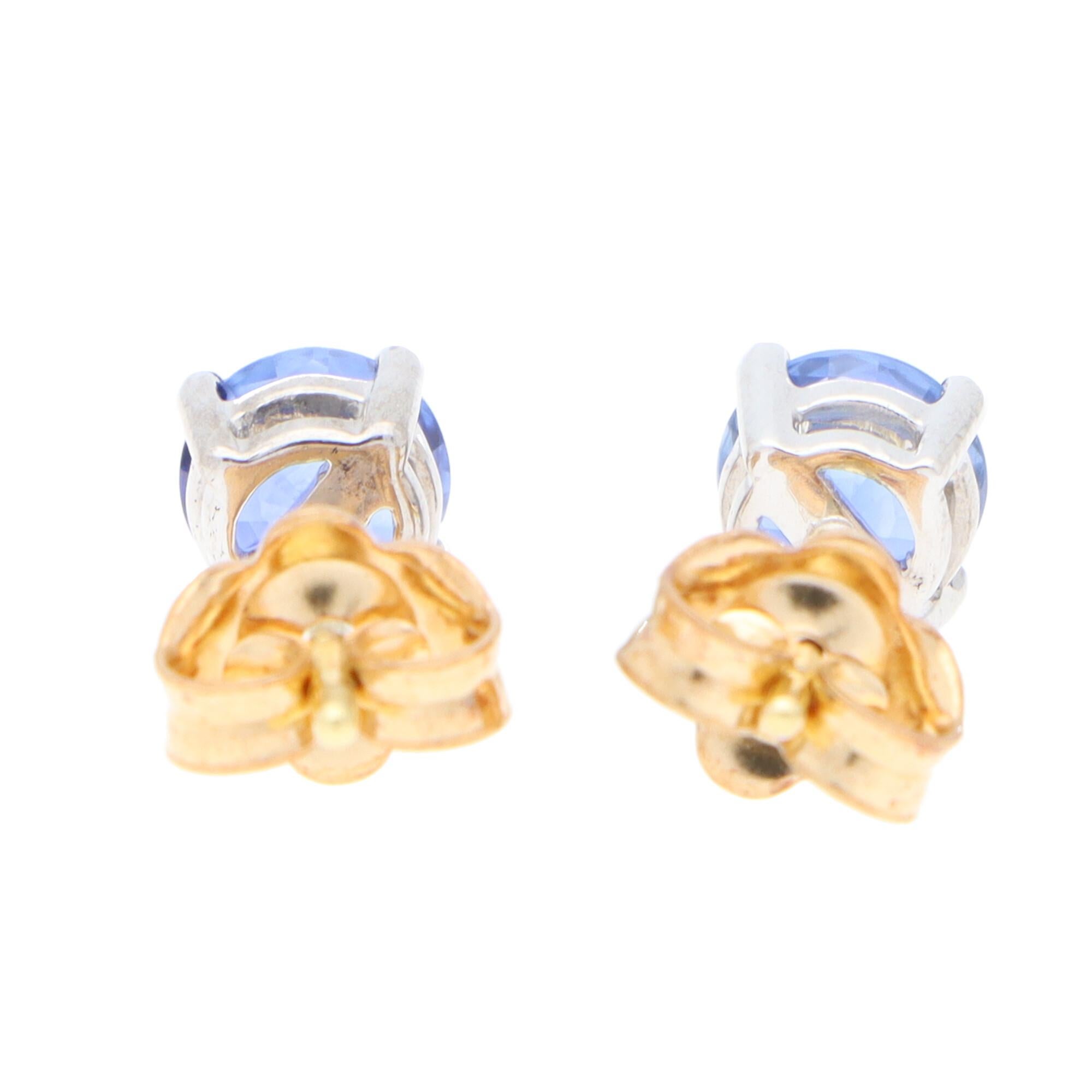 Clous d'oreilles en or jaune et blanc 18 carats serties d'un saphir bleu de 1,25 carat de taille ronde Excellent état - En vente à London, GB