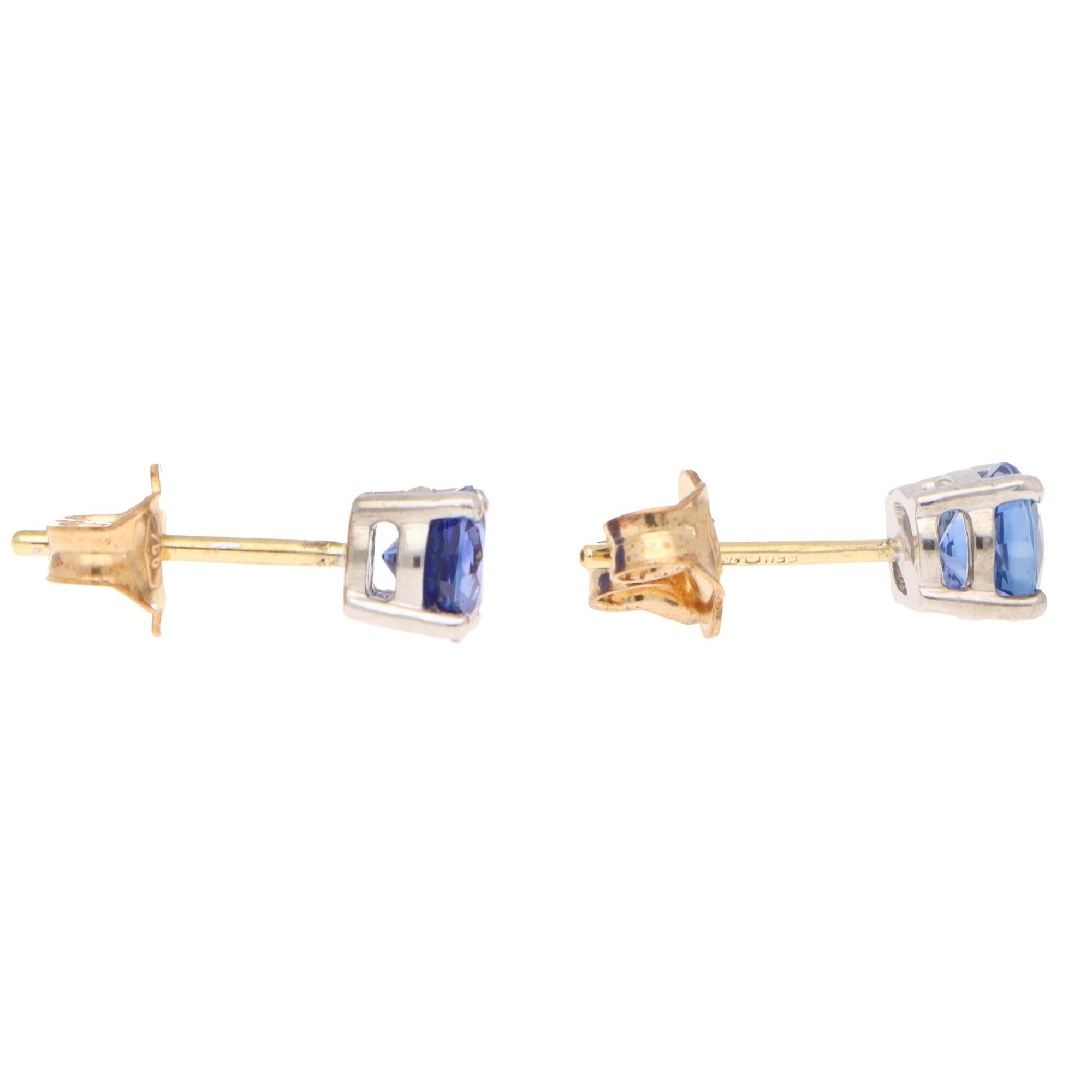 Clous d'oreilles en or jaune et blanc 18 carats serties d'un saphir bleu de 1,25 carat de taille ronde Unisexe en vente