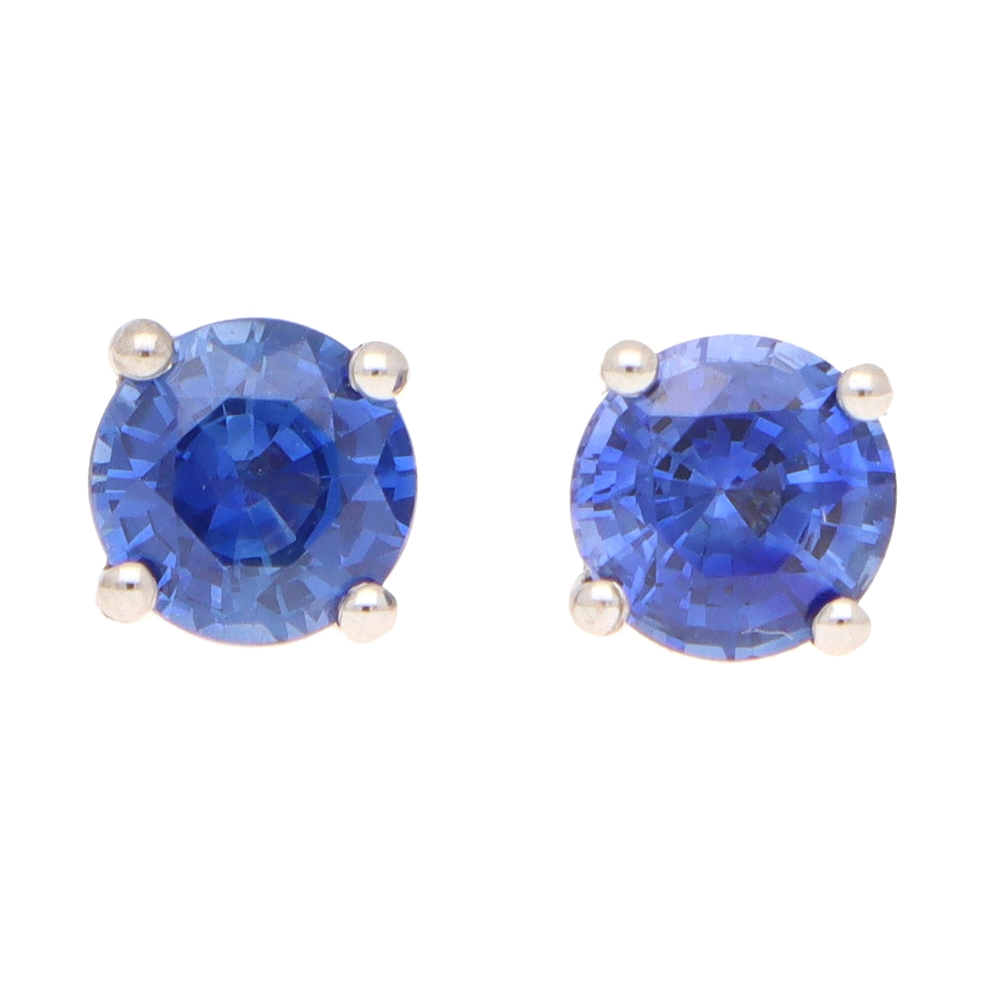 Clous d'oreilles en or jaune et blanc 18 carats serties d'un saphir bleu de 1,25 carat de taille ronde