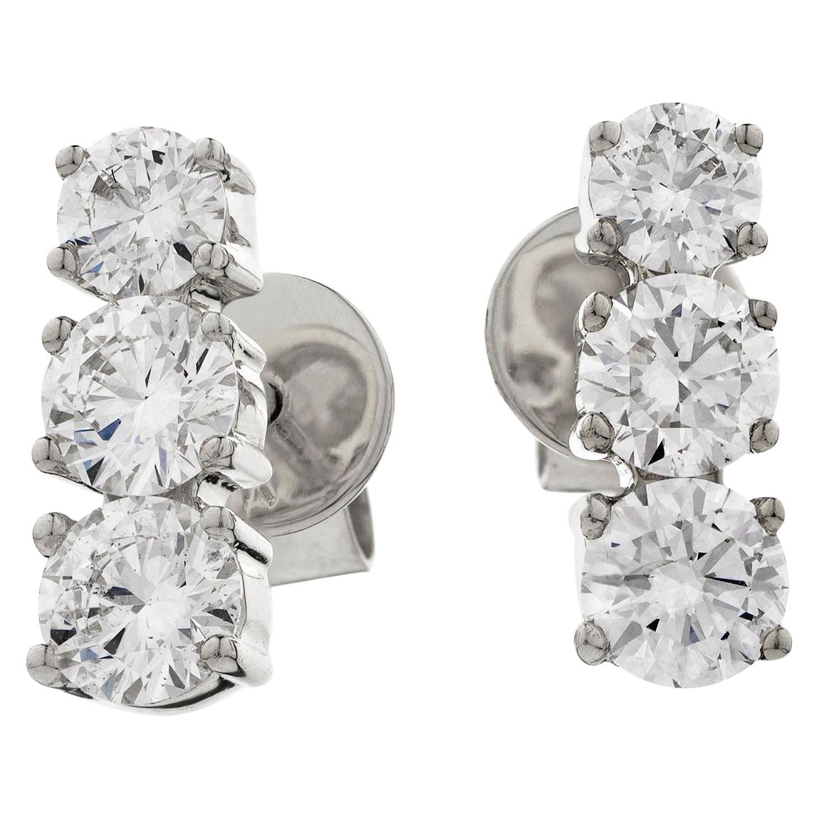 Clous d'oreilles en goutte en or blanc 18 carats à trois pierres avec diamants taille ronde de 1,30 carat en vente