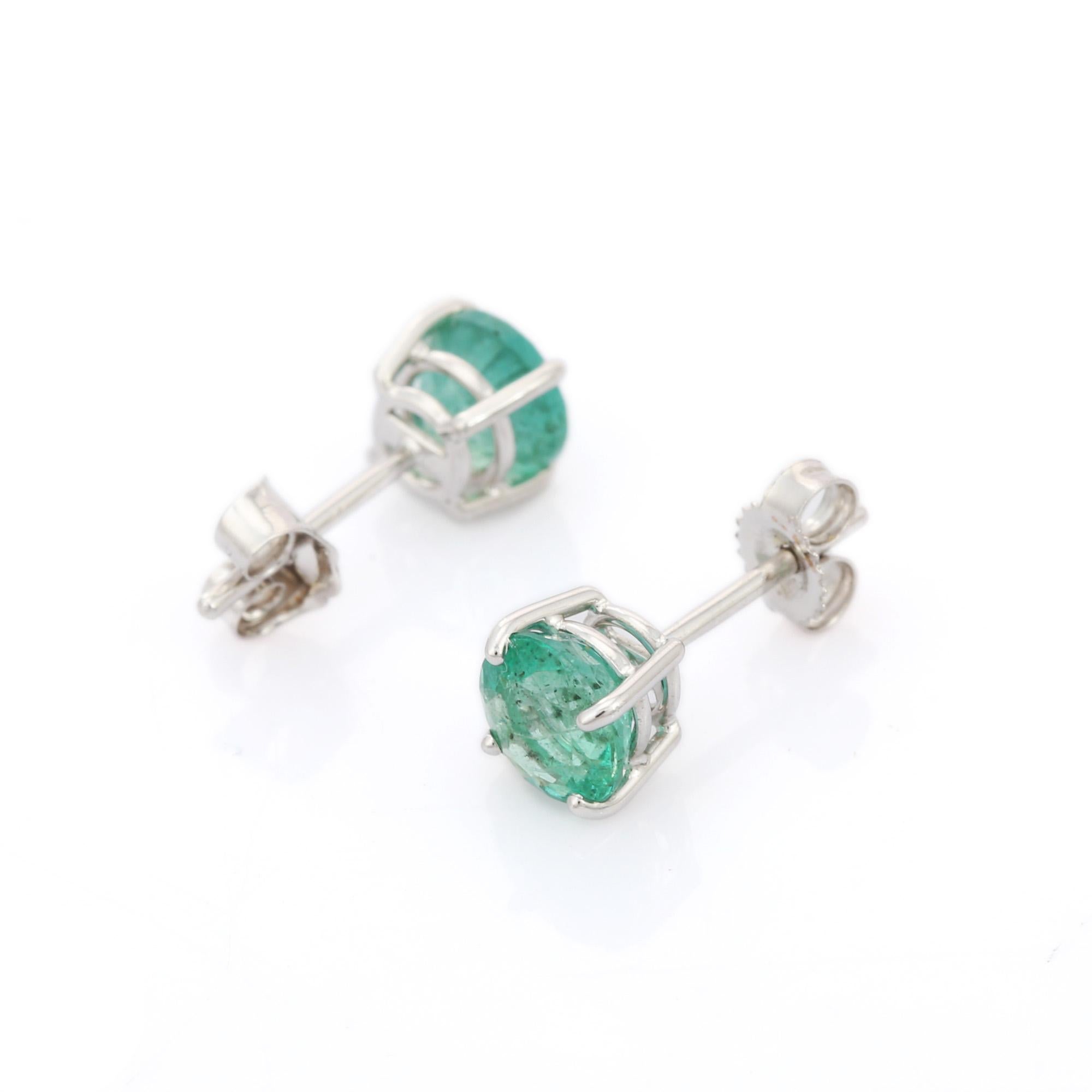 Contemporain Clous d'oreilles en or blanc 18 carats sertis d'émeraudes vertes de 1,63 carat en vente