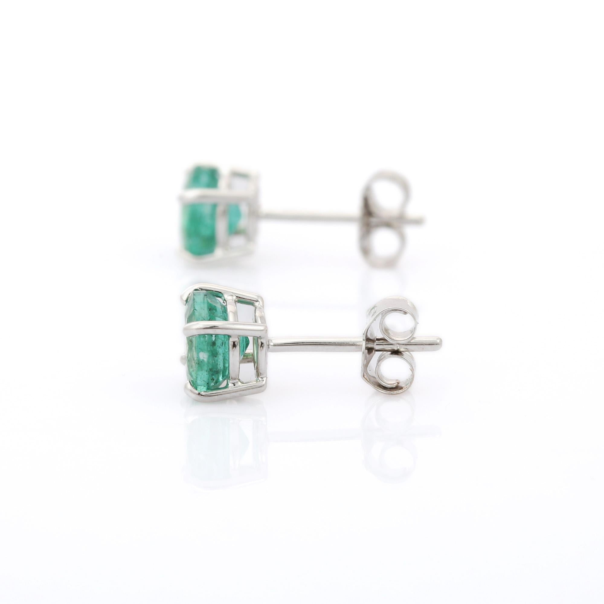 Round Cut 1.63 Carat Green Emerald Stud Earrings Set in 18K White Gold  In New Condition For Sale In Houston, TX