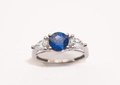 Rundschliff 2,29 Karat Gesamtgewicht Saphir und Birne Diamanten 18k Weißgold Ring