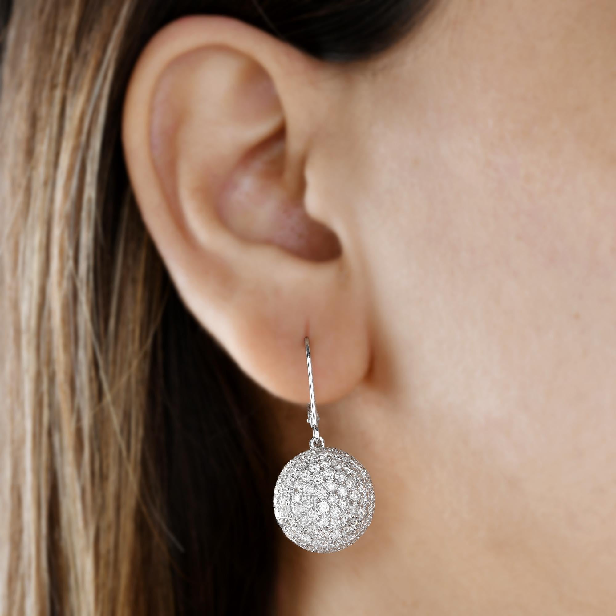 Boucles d'oreilles pendantes en or 14K avec dôme en diamant 3.19Ct Tous droits de douane payés.
Ces élégantes boucles d'oreilles présentent un dôme audacieux et arrondi entièrement incrusté de plusieurs rangées de diamants ronds de taille brillant,