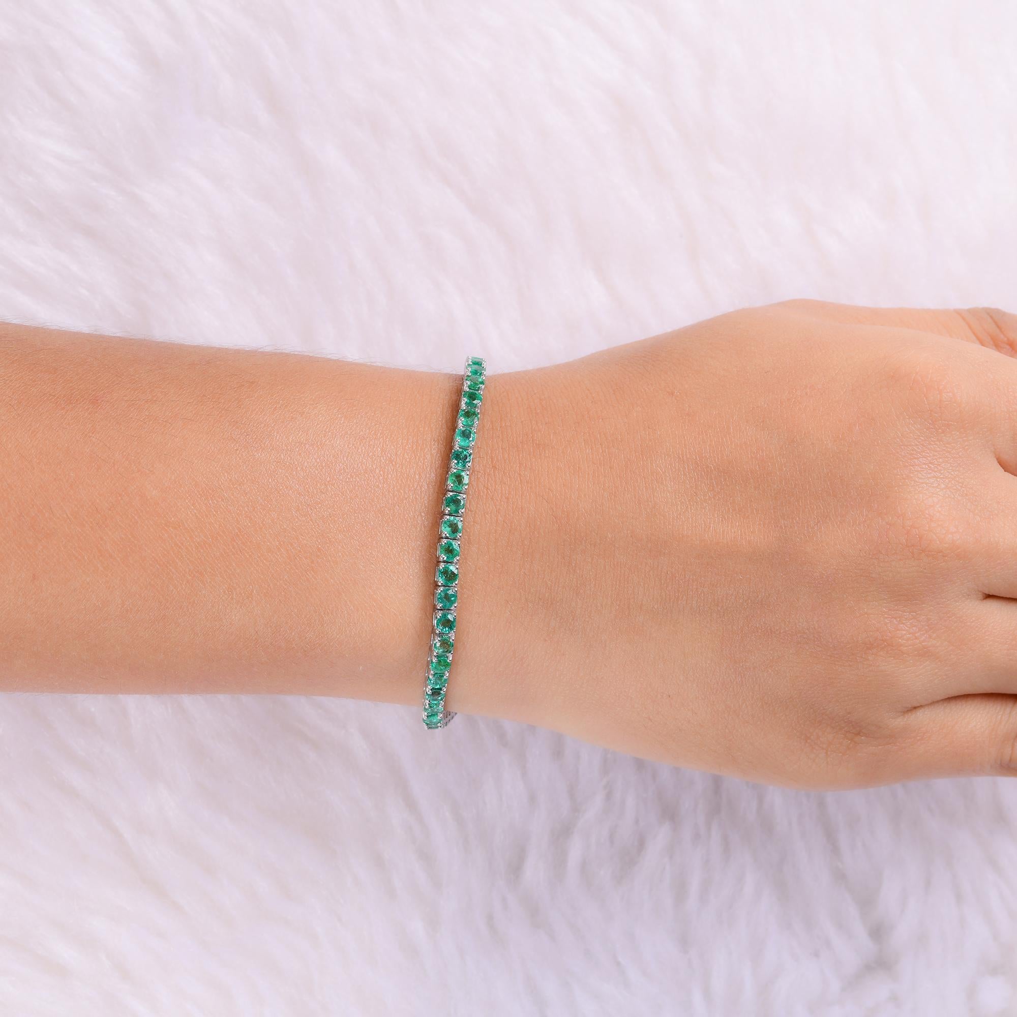 Corte redondo 5.80Ct Esmeralda de Zambia Piedra Preciosa Pulsera de Tenis Joyería de Oro Blanco de 14k.
Esta pieza presenta una hilera continua de esmeraldas naturales de talla redonda meticulosamente combinadas. Las esmeraldas muestran un