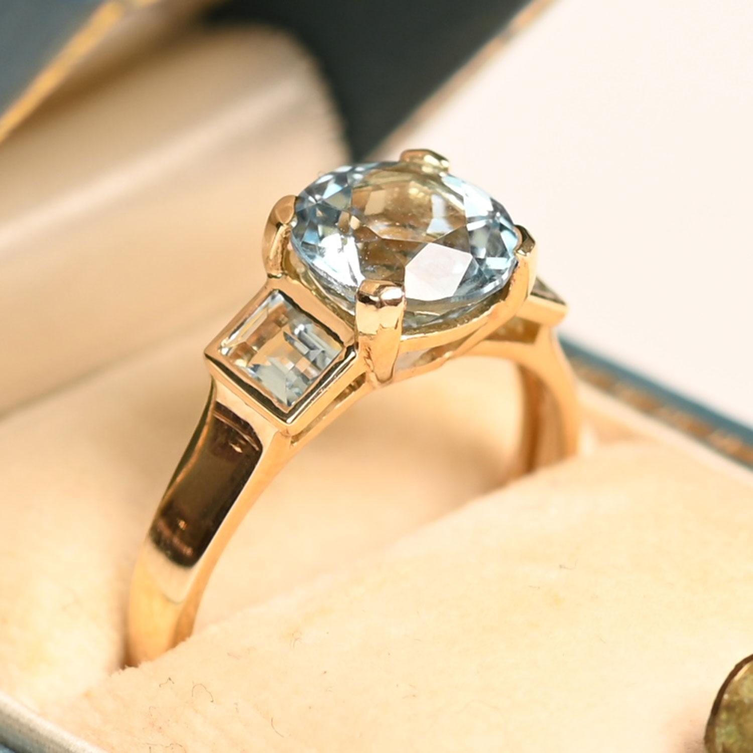 Art déco Bague de cocktail en or jaune 18k (environ 1,9 carats) avec aigue-marine de taille ronde en vente