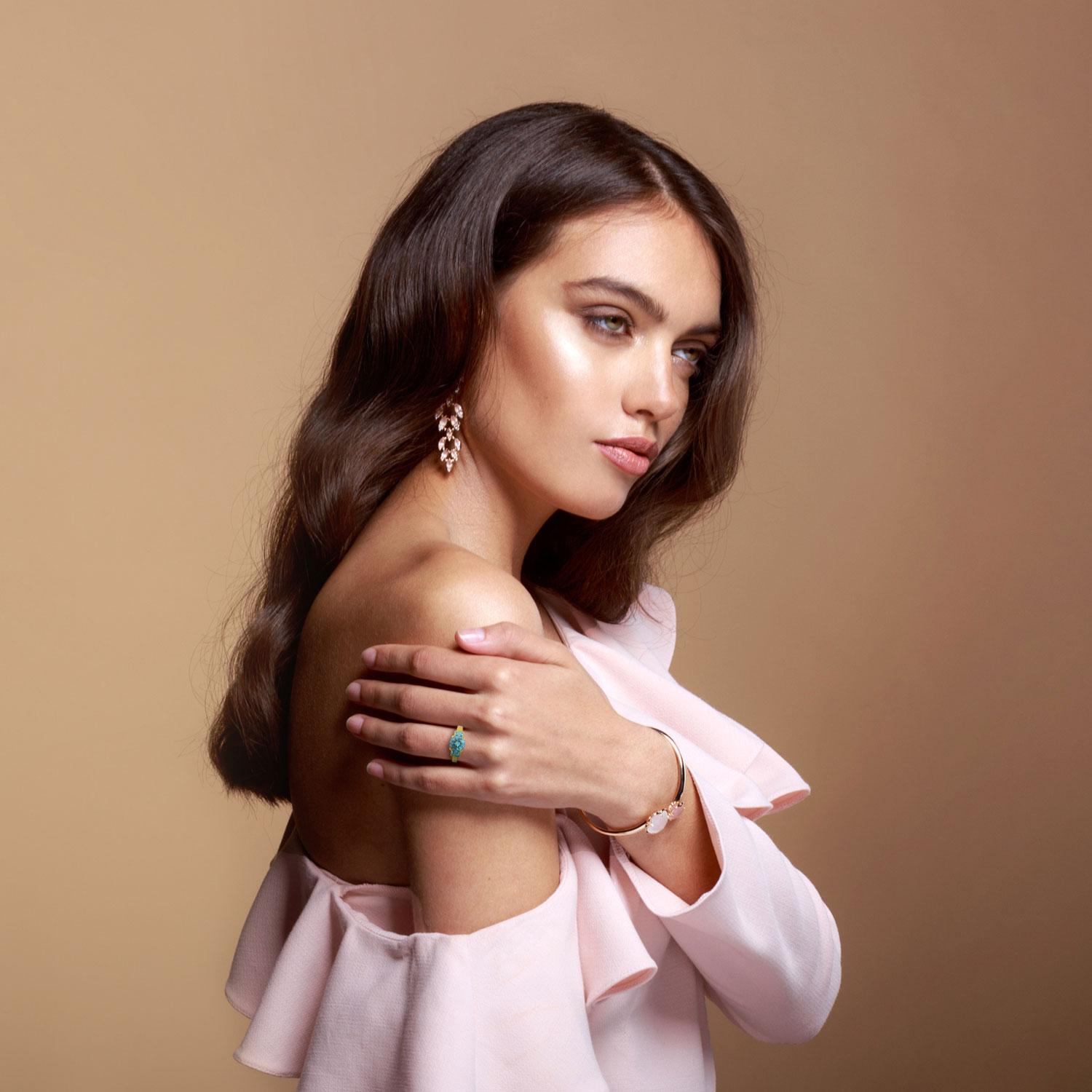 Taille ronde Bague de cocktail en or jaune 18k (environ 1,9 carats) avec aigue-marine de taille ronde en vente