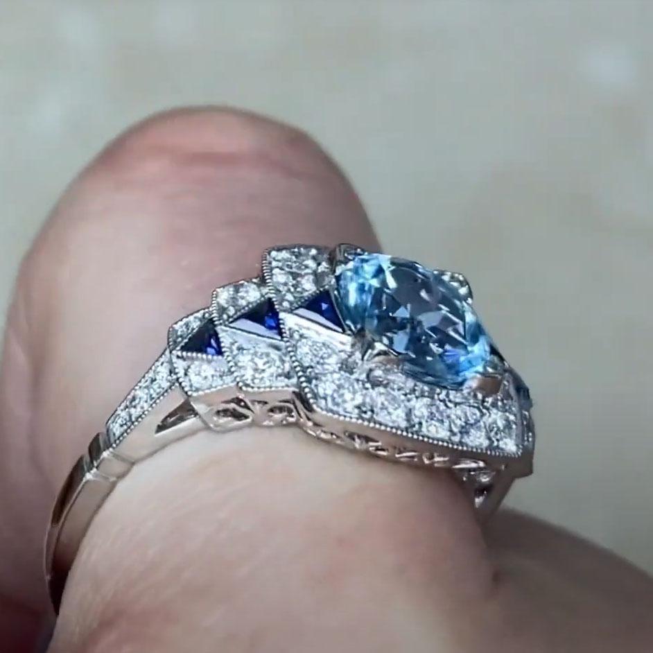 Taille ronde Bague halo en platine avec aigue-marine de taille ronde (environ 1,20 carats) et diamant en vente