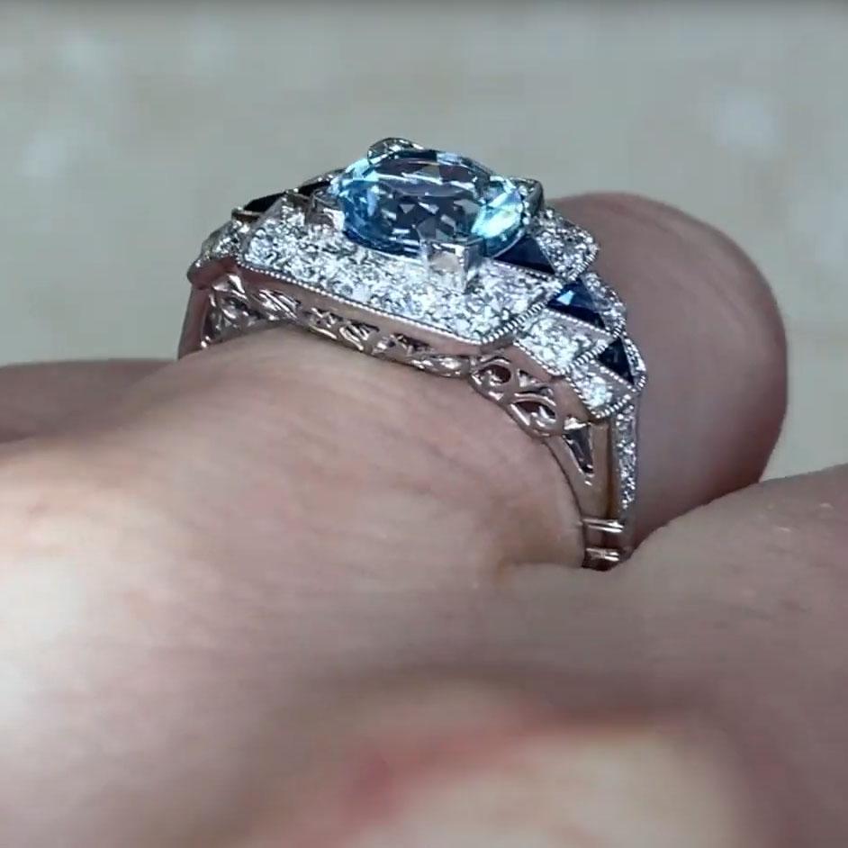 Bague halo en platine avec aigue-marine de taille ronde (environ 1,20 carats) et diamant Excellent état - En vente à New York, NY