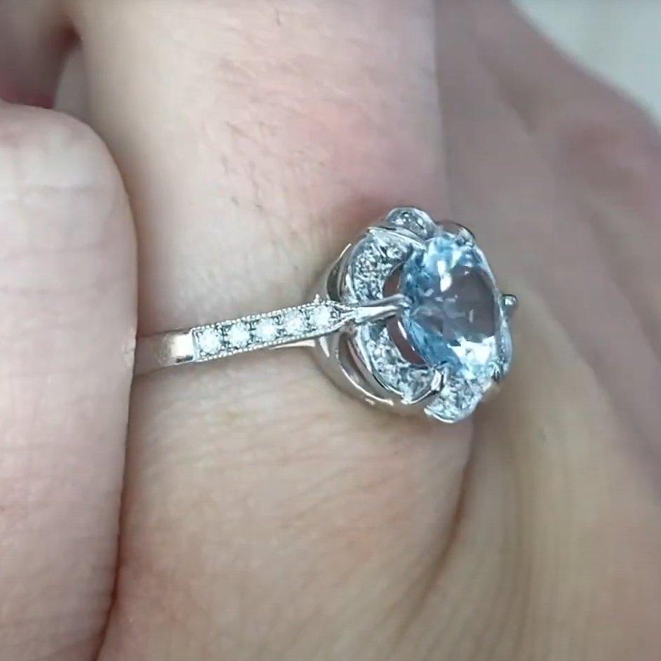 Rundschliff Aquamarin-Diamant-Halo-Ring ( ca. 0,7-karätiger Platin), Platin im Zustand „Hervorragend“ im Angebot in New York, NY