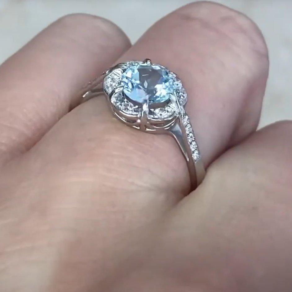 Rundschliff Aquamarin-Diamant-Halo-Ring ( ca. 0,7-karätiger Platin), Platin im Angebot 1