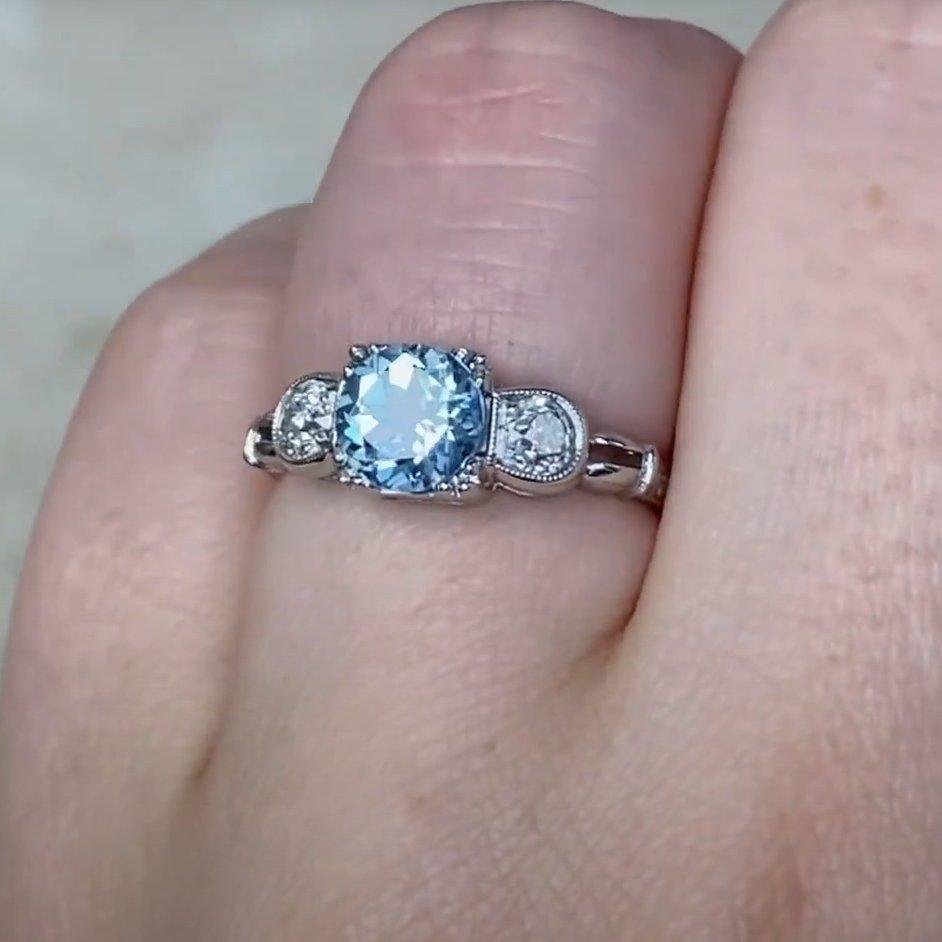 Anillo de compromiso de aguamarina talla redonda (aprox. 0,80 quilates), platino en Excelente estado para la venta en New York, NY