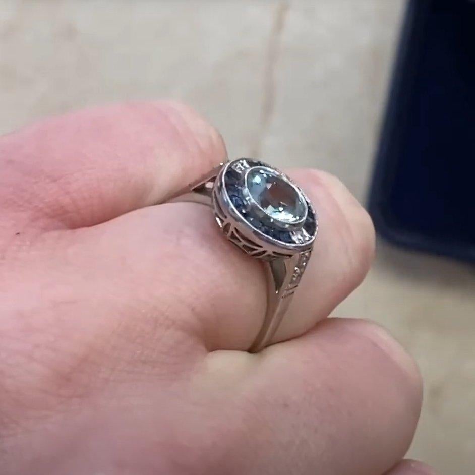 Bague de fiançailles aigue-marine taille ronde (environ 1 carat), halo, platine Excellent état - En vente à New York, NY