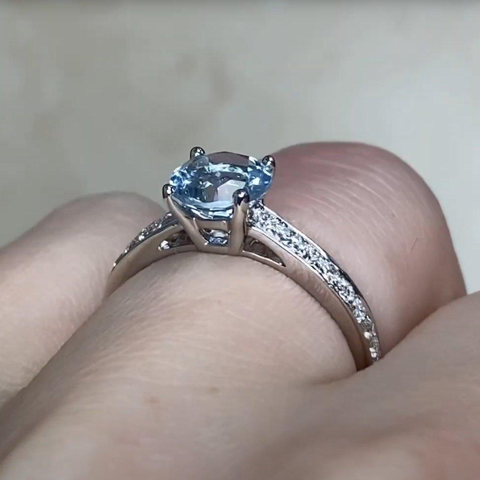 Round Cut Aquamarine Engagement Ring (Approx 1.00-Carats), 18k White Gold In Excellent Condition For Sale In New York, NY