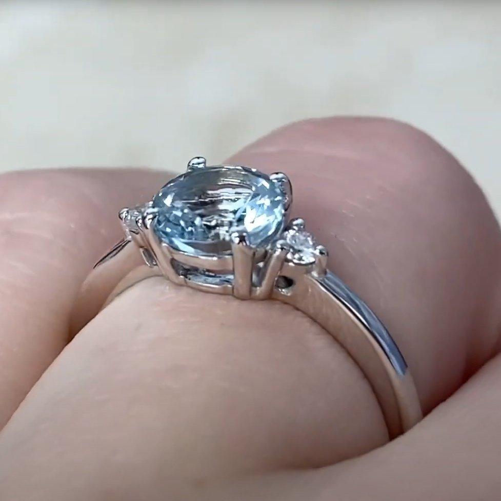 Round Cut Aquamarine Engagement Ring (Approx 1.1-Carats), 18k White Gold In Excellent Condition For Sale In New York, NY