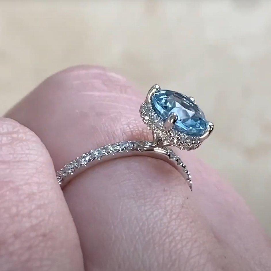 Taille ronde Bague de fiançailles en or blanc 18 carats avec aigue-marine taille ronde (environ 1,10 carat) en vente