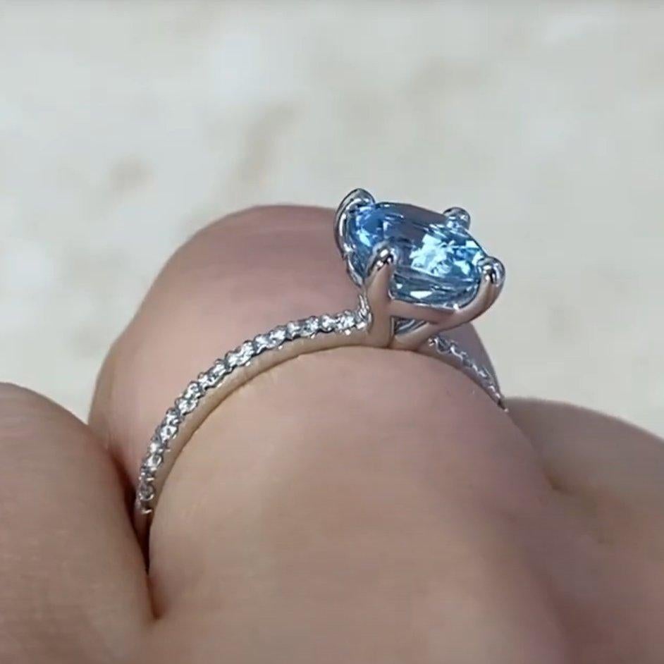 Taille ronde Bague de fiançailles en or blanc 18 carats avec aigue-marine taille ronde (environ 1,10 carat) en vente