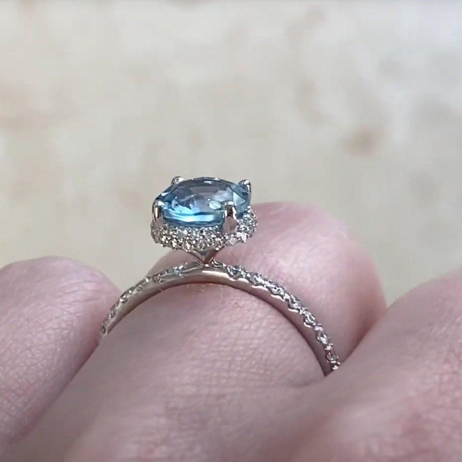 Bague de fiançailles en or blanc 18 carats avec aigue-marine taille ronde (environ 1,10 carat) Excellent état - En vente à New York, NY