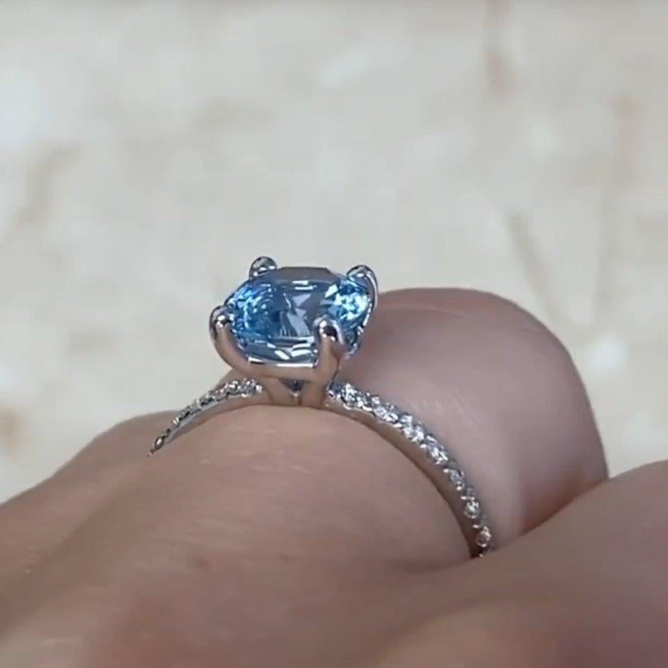Bague de fiançailles en or blanc 18 carats avec aigue-marine taille ronde (environ 1,10 carat) Excellent état - En vente à New York, NY
