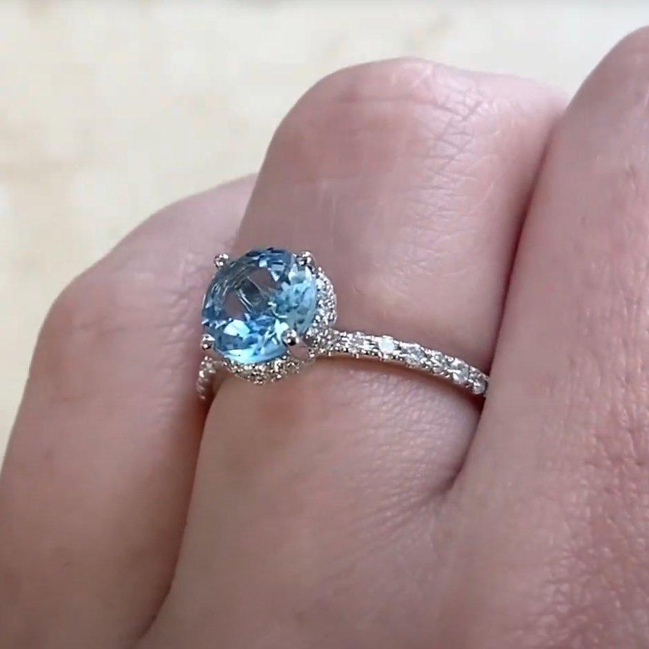 Bague de fiançailles en or blanc 18 carats avec aigue-marine taille ronde (environ 1,10 carat) Pour femmes en vente