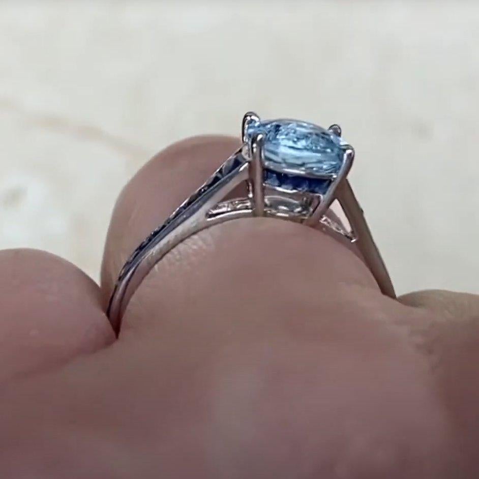 Anillo de compromiso de aguamarina talla redonda (aprox. 1.20 quilates), platino en Excelente estado para la venta en New York, NY
