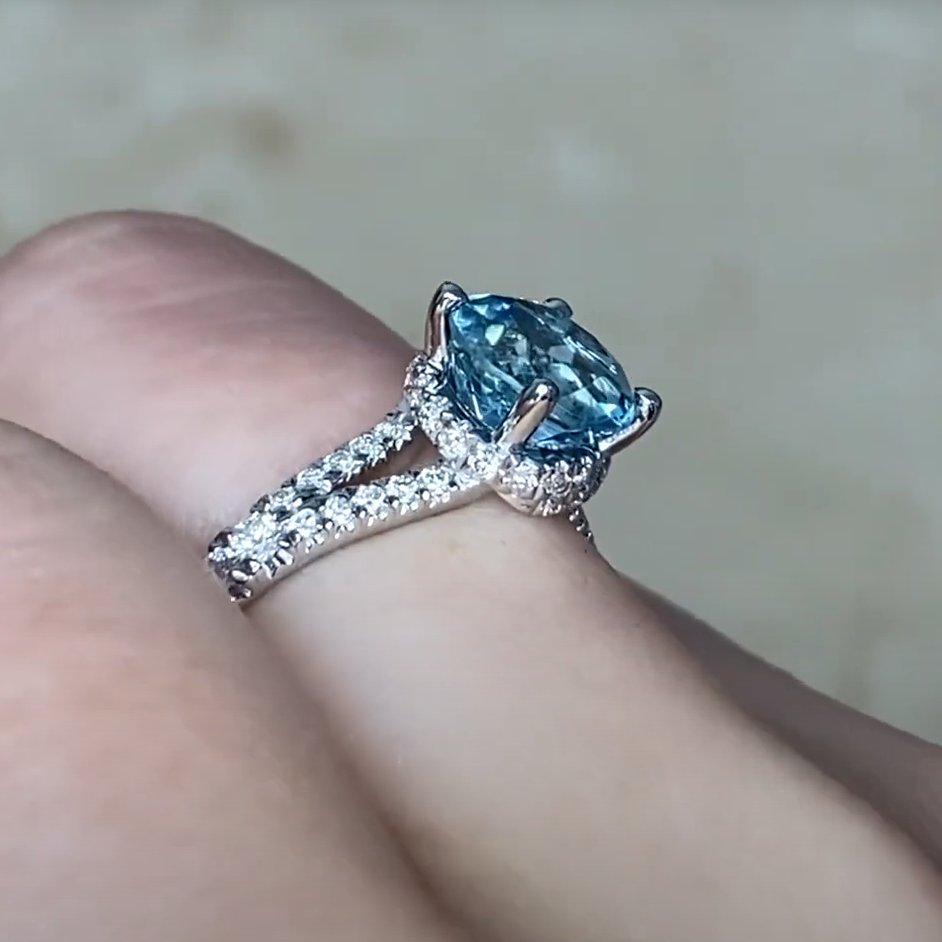 Taille ronde Bague de fiançailles en or blanc 18 carats avec aigue-marine de taille ronde (environ 1,30 carat) en vente