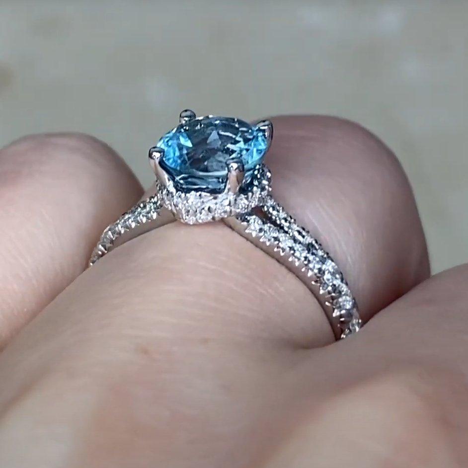 Bague de fiançailles en or blanc 18 carats avec aigue-marine de taille ronde (environ 1,30 carat) Excellent état - En vente à New York, NY