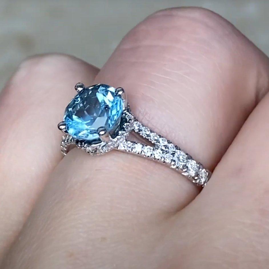 Bague de fiançailles en or blanc 18 carats avec aigue-marine de taille ronde (environ 1,30 carat) Pour femmes en vente