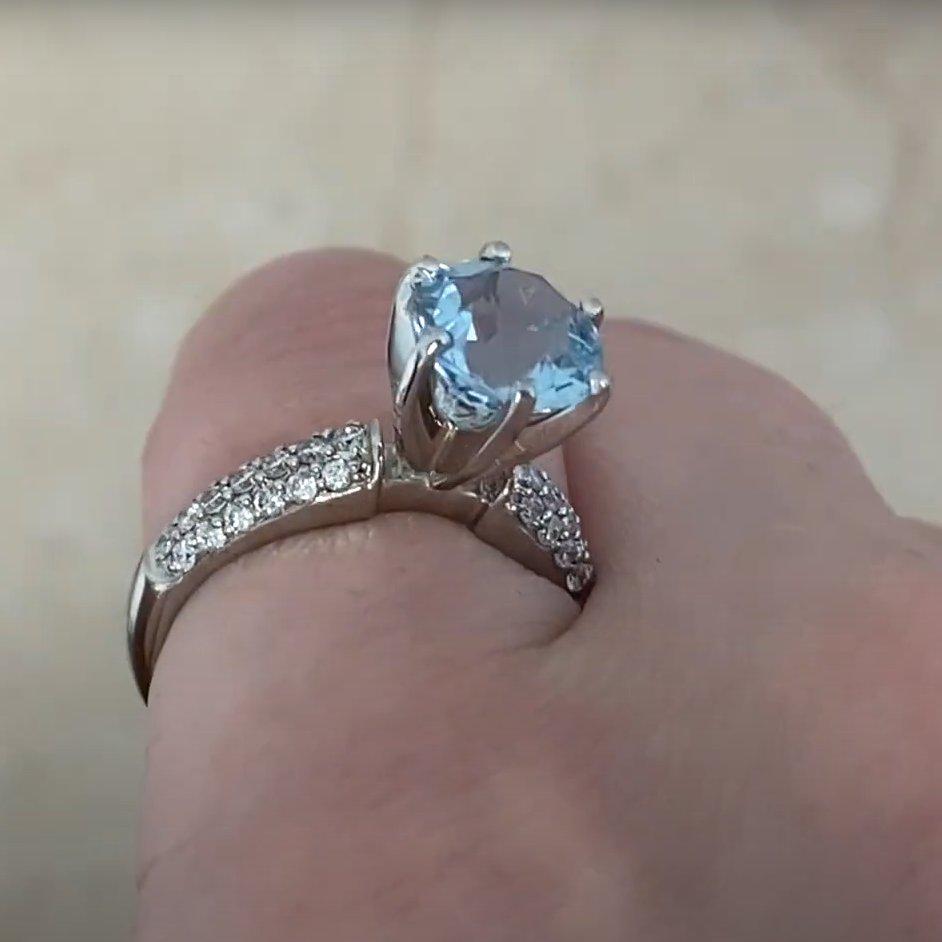 Taille ronde Bague de fiançailles en or blanc 18 carats avec aigue-marine de taille ronde (environ 1,80 carat) en vente